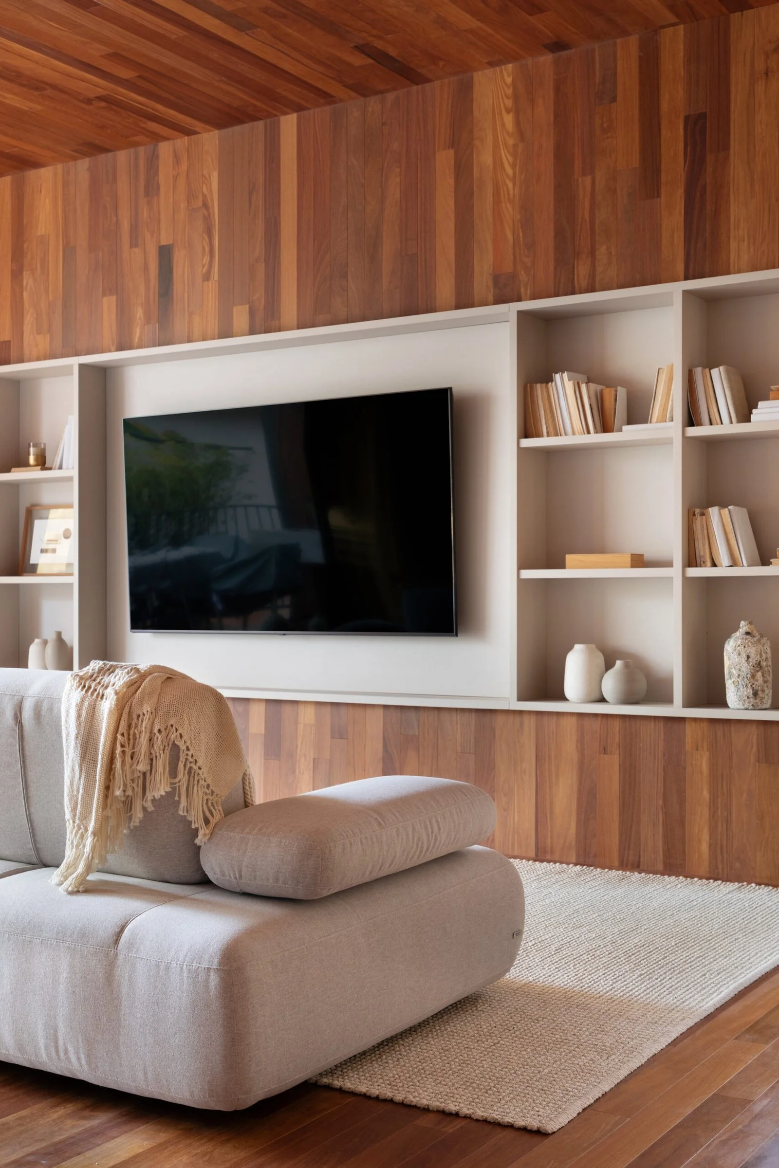 Painel de madeira com TV e estante de nichos — CASACOR 2022, VK Arquitetos
