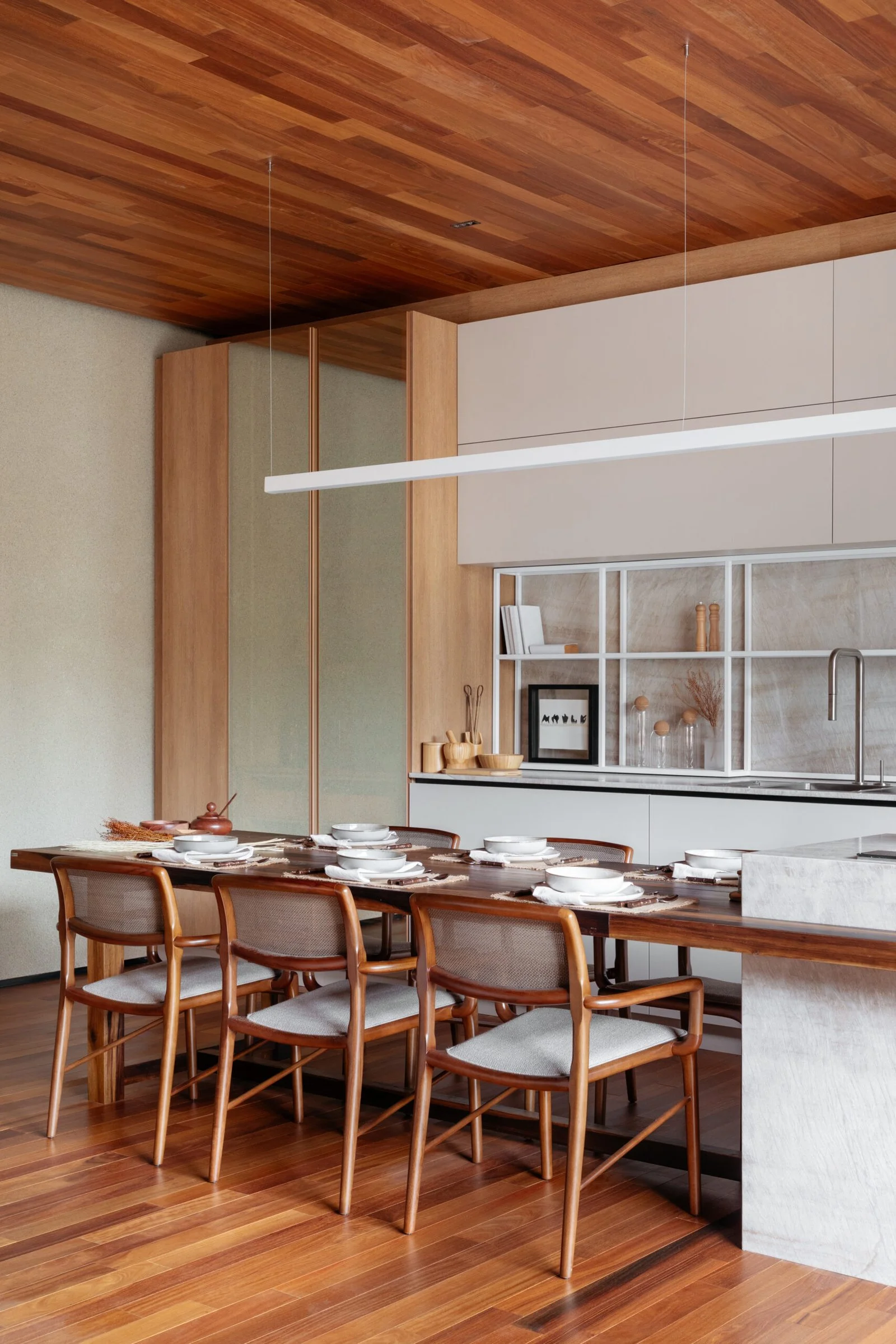 Cozinha com ilha integrada à mesa de jantar — CASACOR 2022, VK Arquitetos