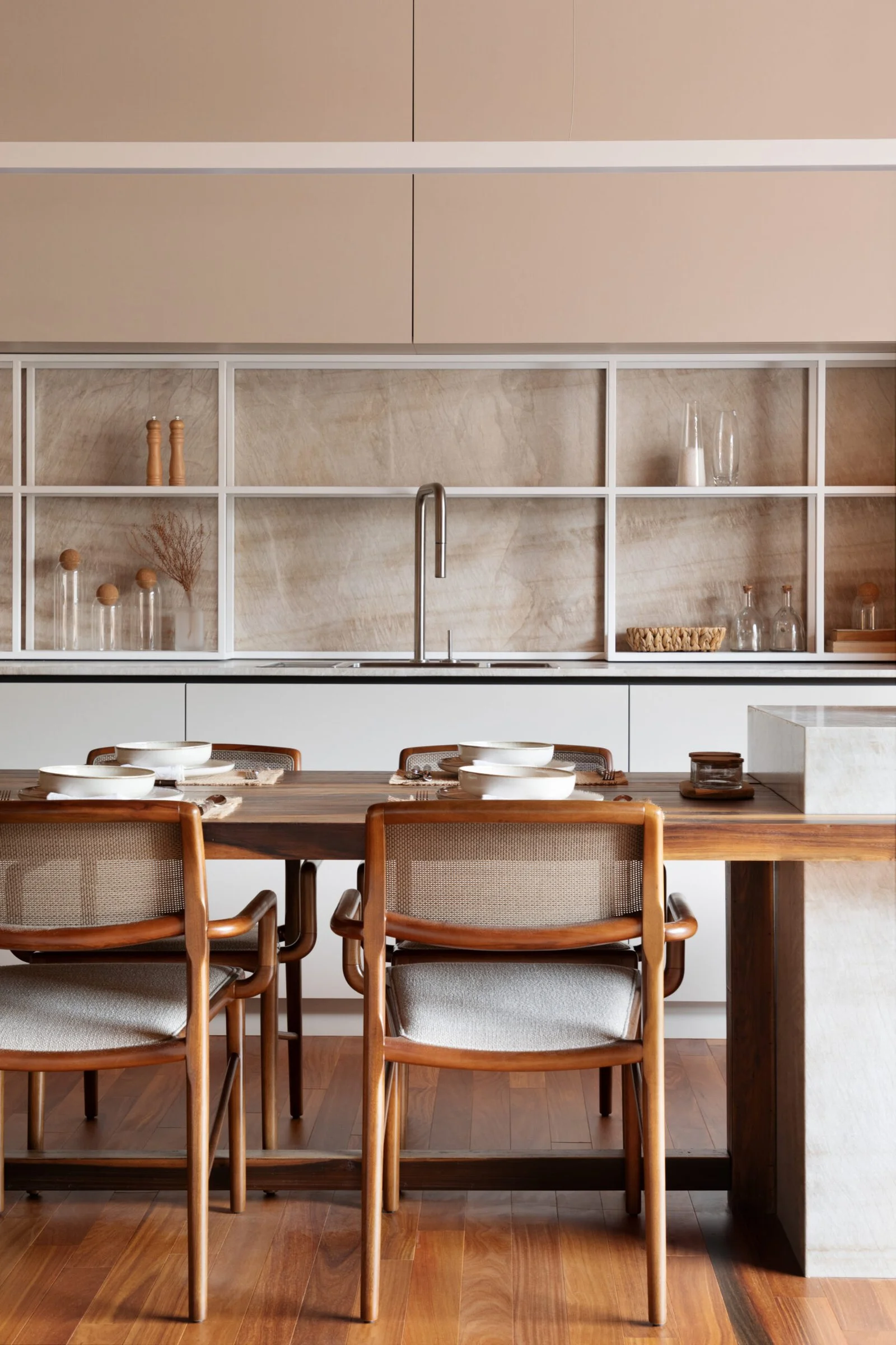 Mesa de jantar com armários de vidro ao fundo — CASACOR 2022, VK Arquitetos