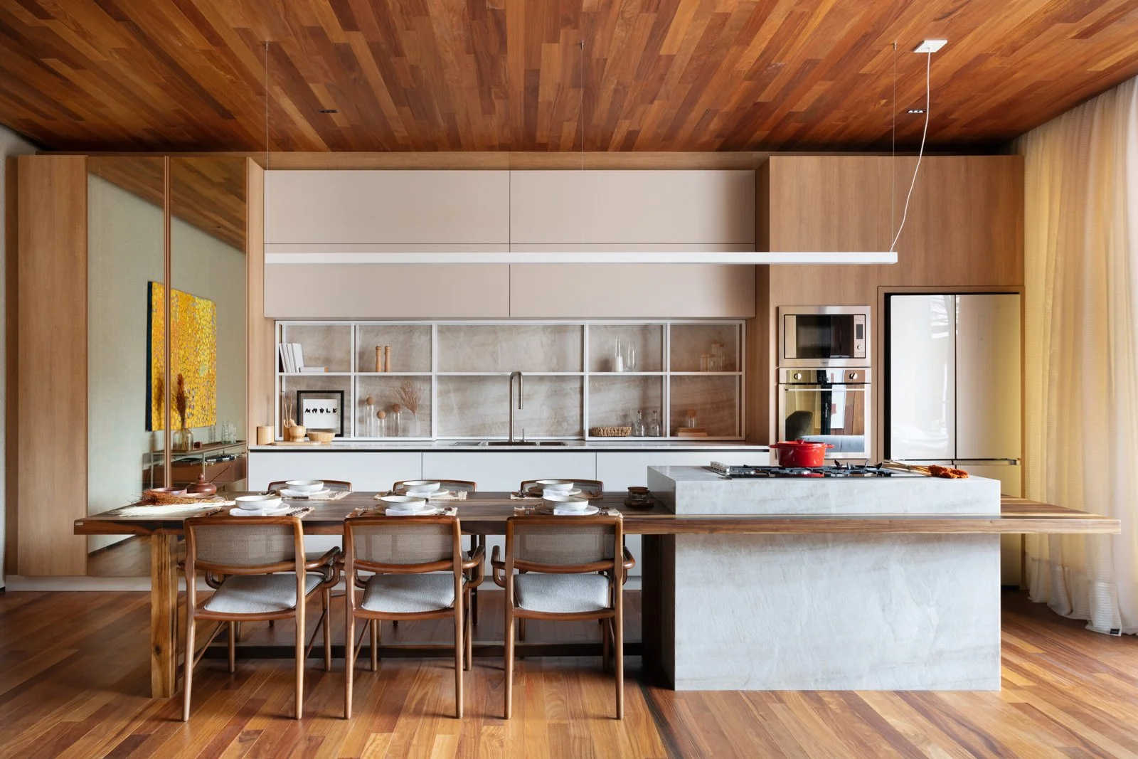 Cozinha e jantar integrados sob forro de madeira — CASACOR 2022, VK Arquitetos