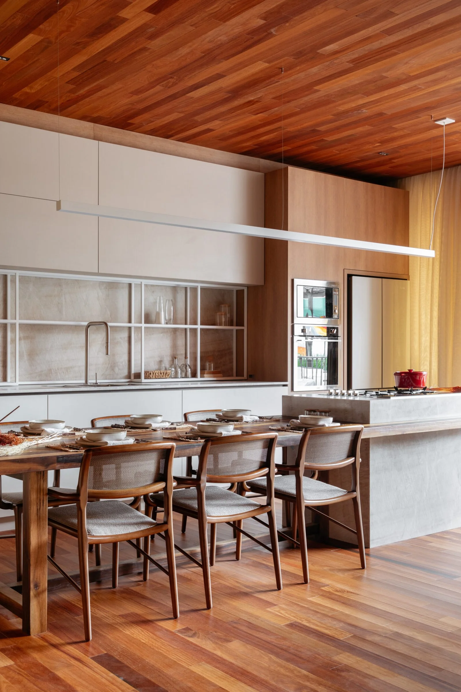 Cozinha com forro de madeira e bancada de pedra — CASACOR 2022, VK Arquitetos