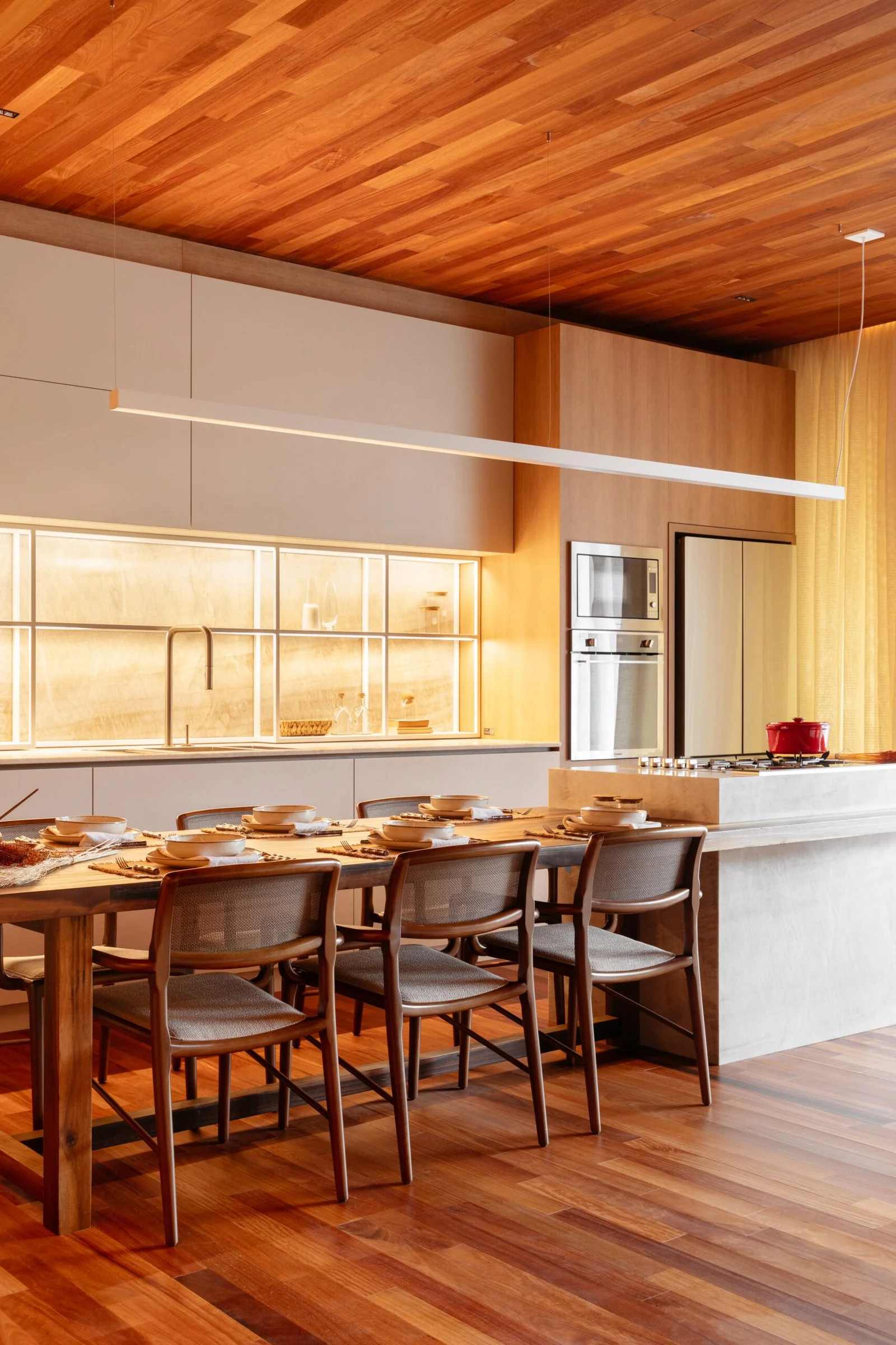 Cozinha integrada com iluminação linear — CASACOR 2022, VK Arquitetos