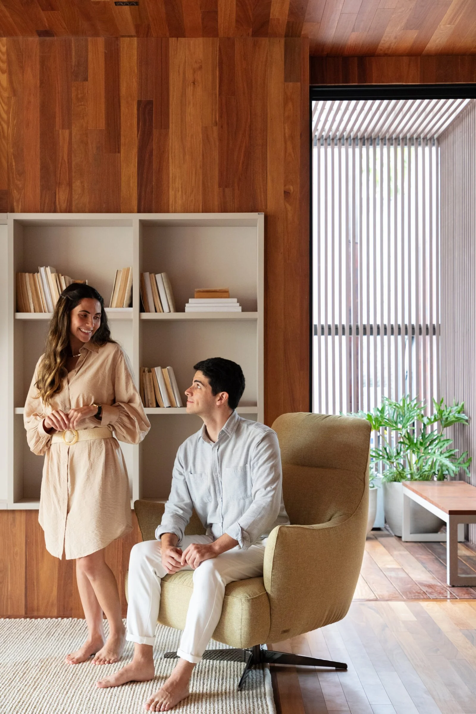 Estante de nichos com poltrona — CASACOR 2022, VK Arquitetos