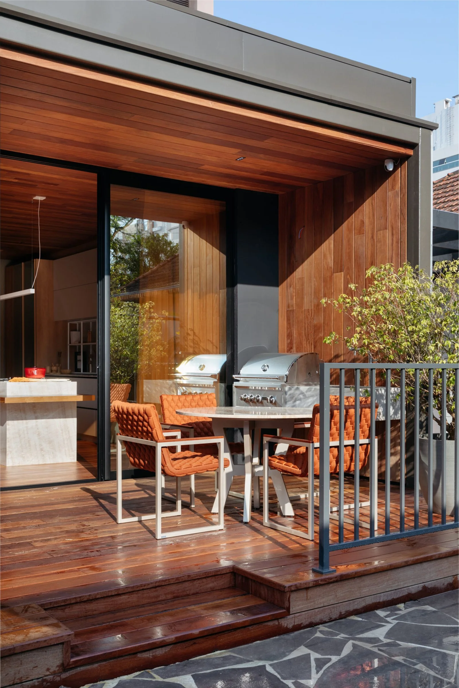 Deck externo com mesa e cadeiras — CASACOR 2022, VK Arquitetos