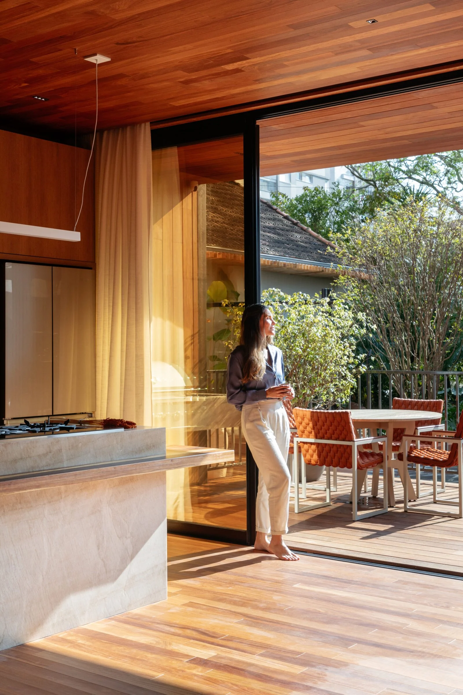 Porta de vidro abrindo para o deck de madeira — CASACOR 2022, VK Arquitetos
