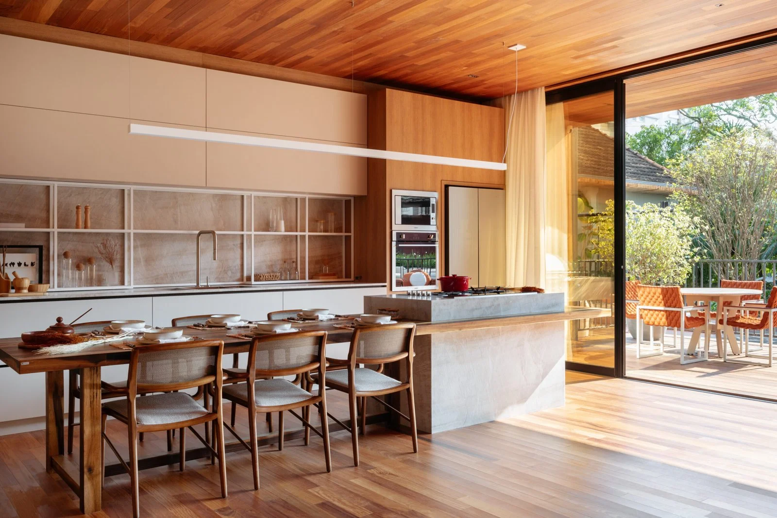 Cozinha aberta para o deck e o jardim — CASACOR 2022, VK Arquitetos