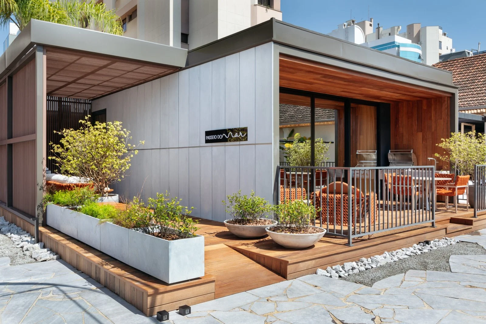 Fachada do pavilhão com jardim e deck — CASACOR 2022, VK Arquitetos