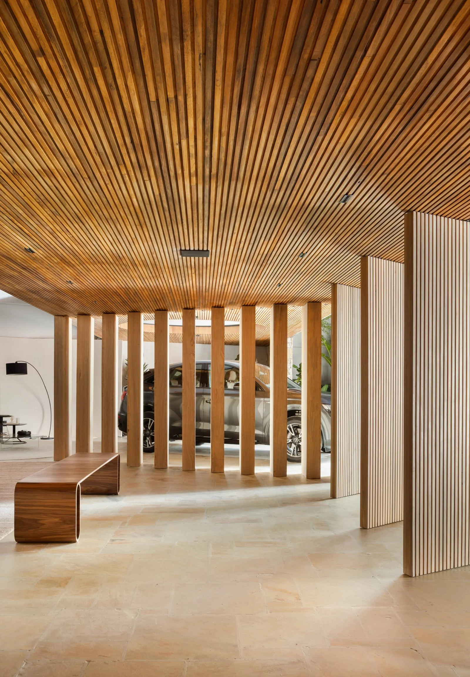 Forro ripado e painéis pivotantes de madeira — CASACOR 2023, VK Arquitetos