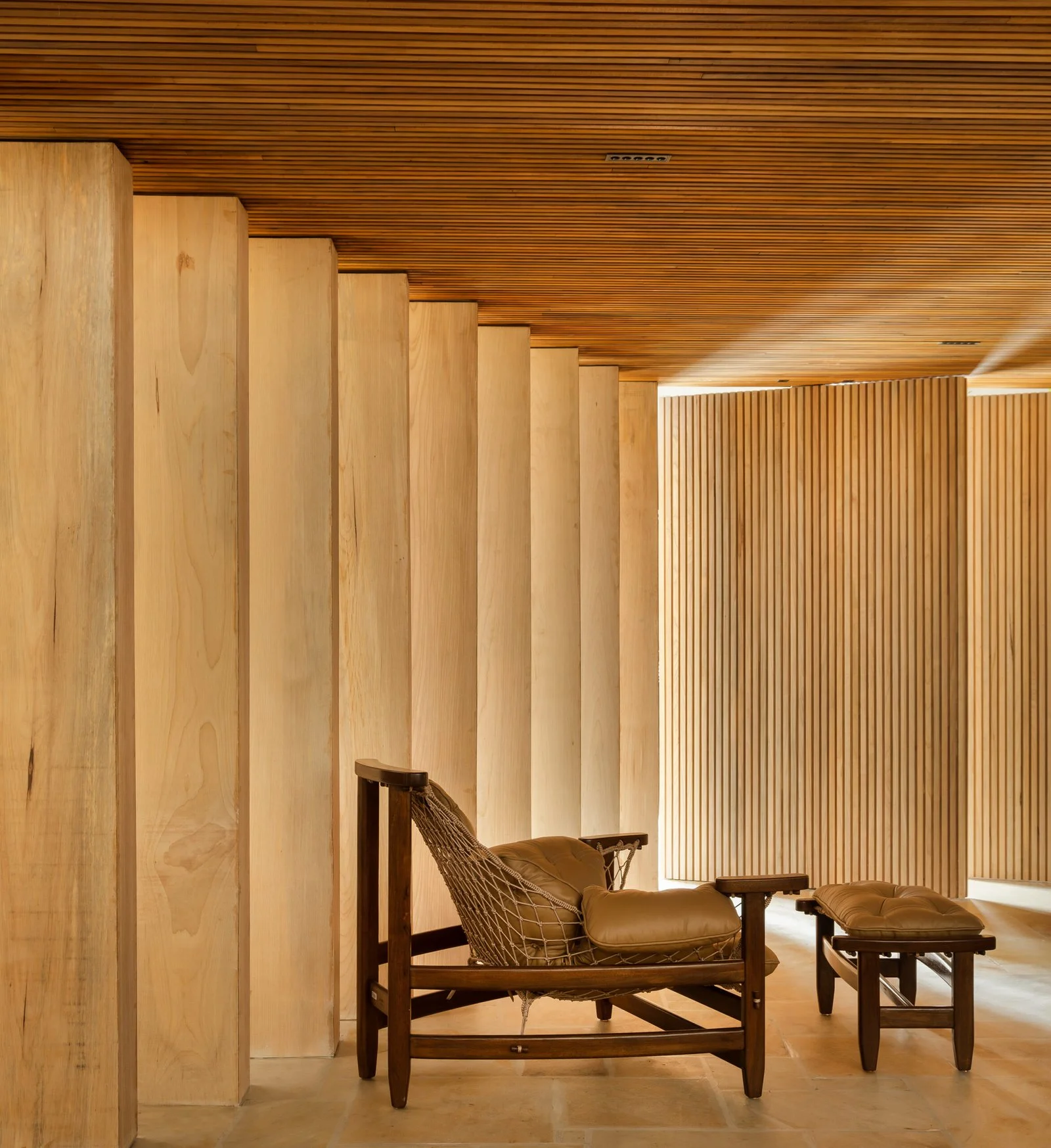 Painéis ripados com poltrona de fibra natural — CASACOR 2023, VK Arquitetos