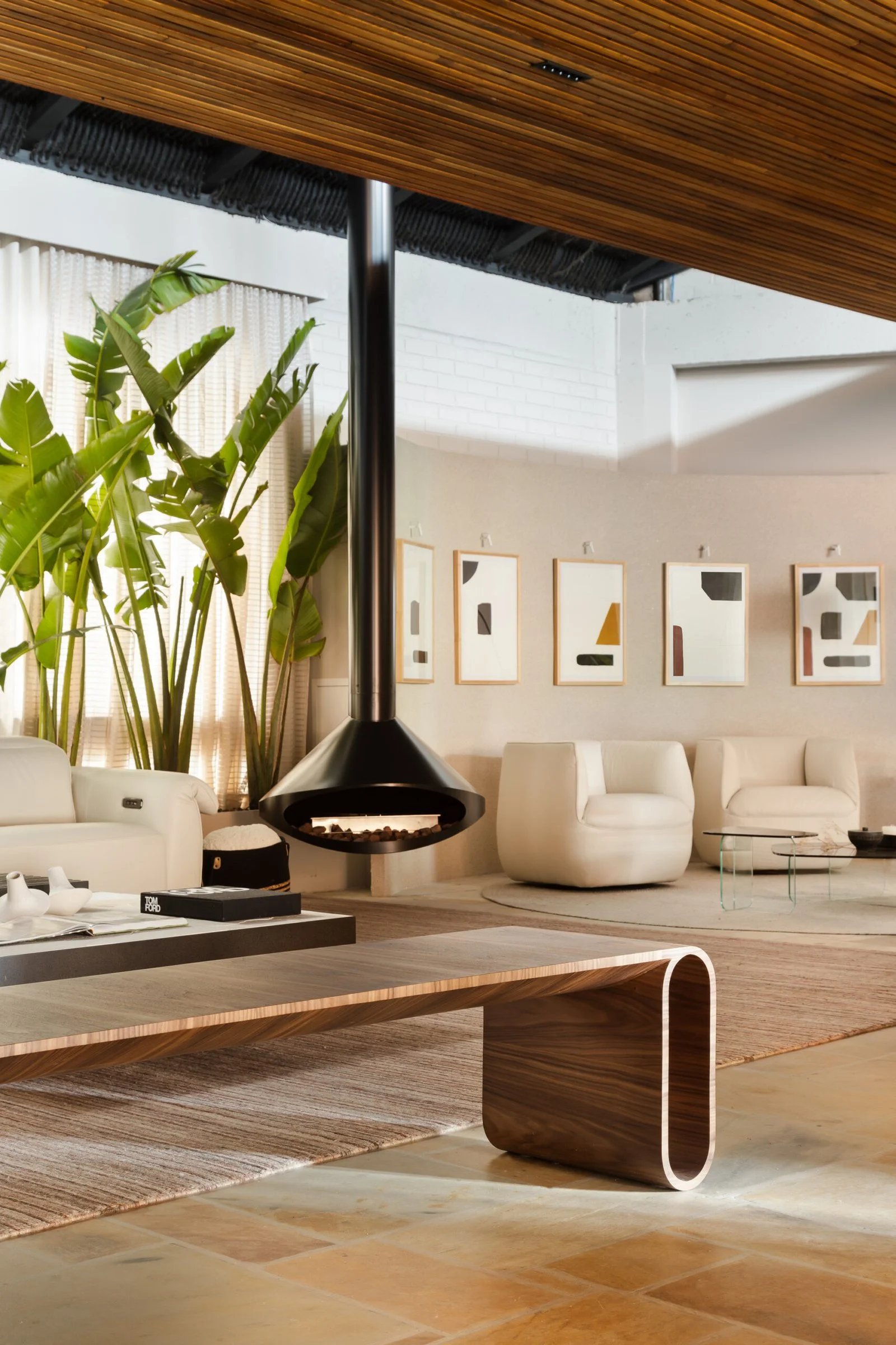 Lounge com lareira central e banco curvo — CASACOR 2023, VK Arquitetos