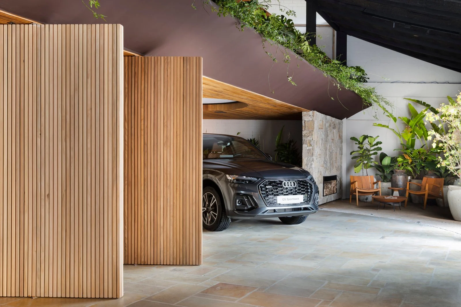 Painéis pivotantes abertos para a garagem — CASACOR 2023, VK Arquitetos