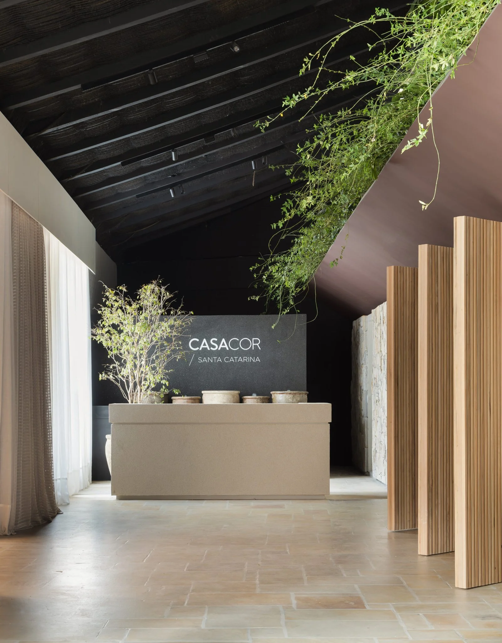 Recepção do ambiente com painéis ripados de madeira — CASACOR 2023, VK Arquitetos
