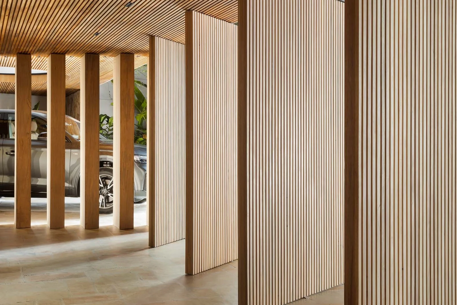 Detalhe dos painéis ripados de madeira — CASACOR 2023, VK Arquitetos