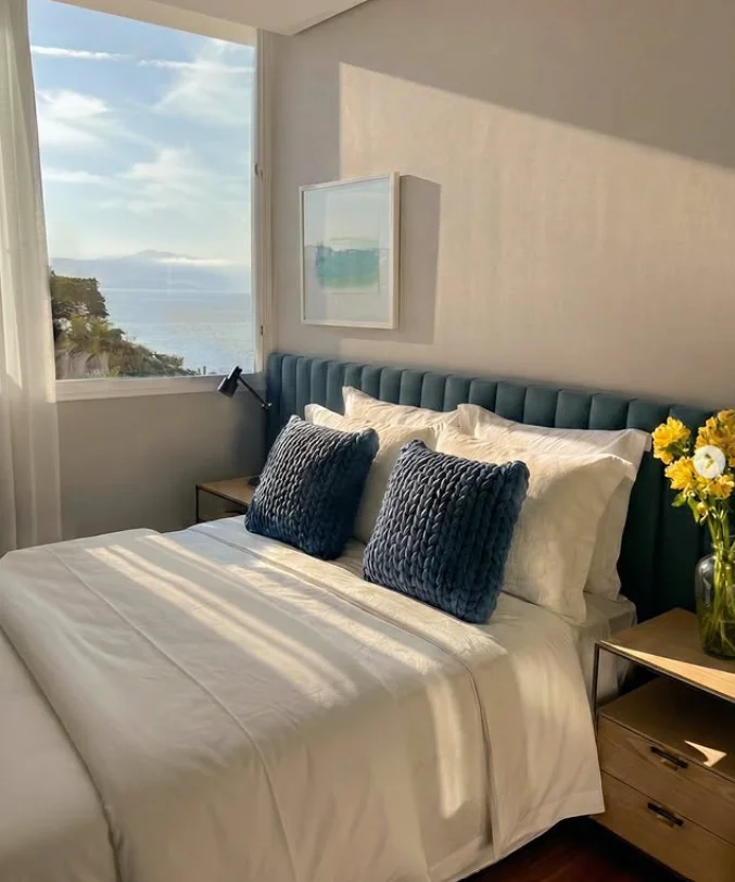 Suíte com cabeceira ripada e vista para o mar — Apartamento Brisa, VK Arquitetos