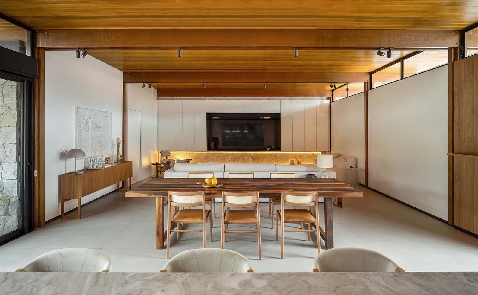Sala de jantar com portas de vidro para o pátio — Casa 88, VK Arquitetos