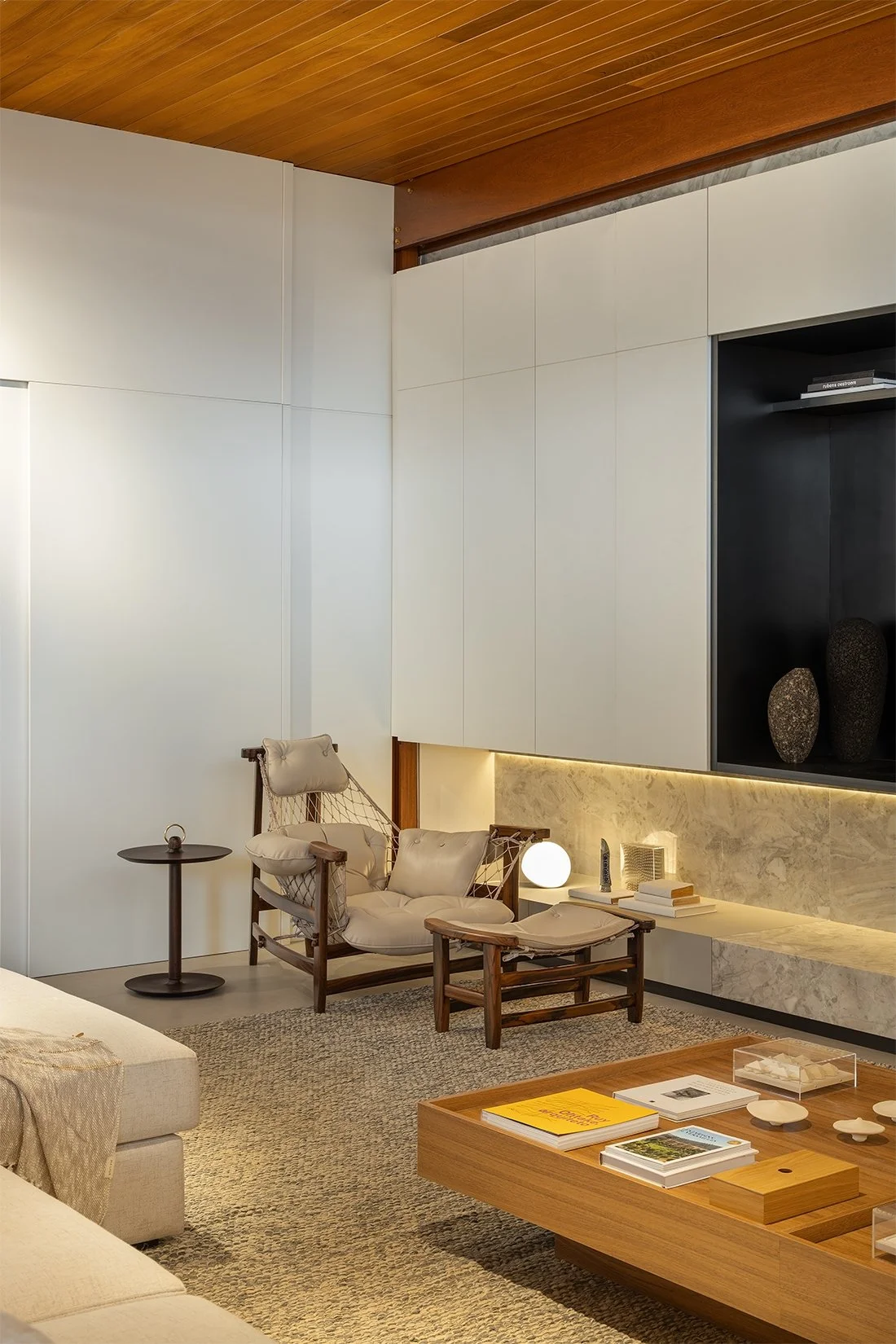 Estar com poltronas e mesa de centro de madeira — Casa 88, VK Arquitetos