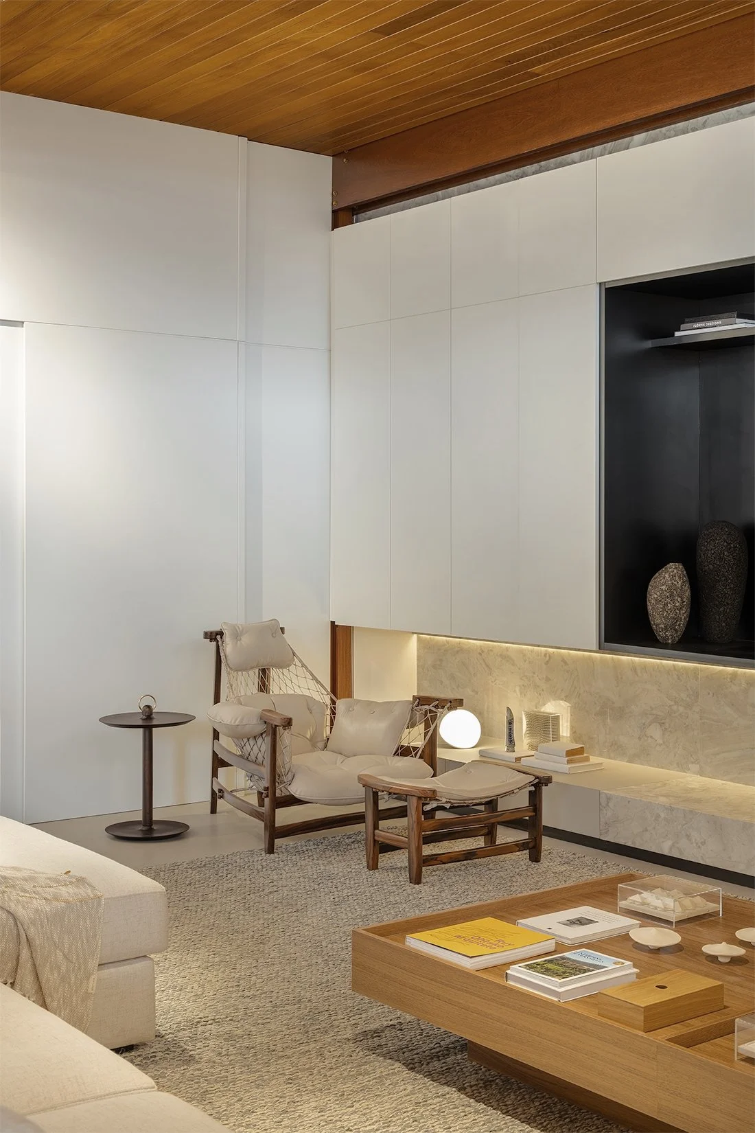 Sala de estar com poltronas e painel de TV — Casa 88, VK Arquitetos