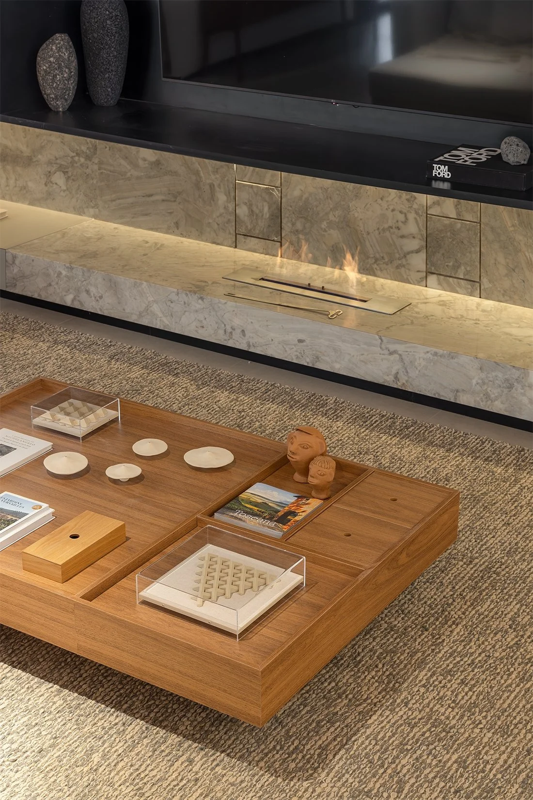 Detalhe da mesa de centro com objetos — Casa 88, VK Arquitetos