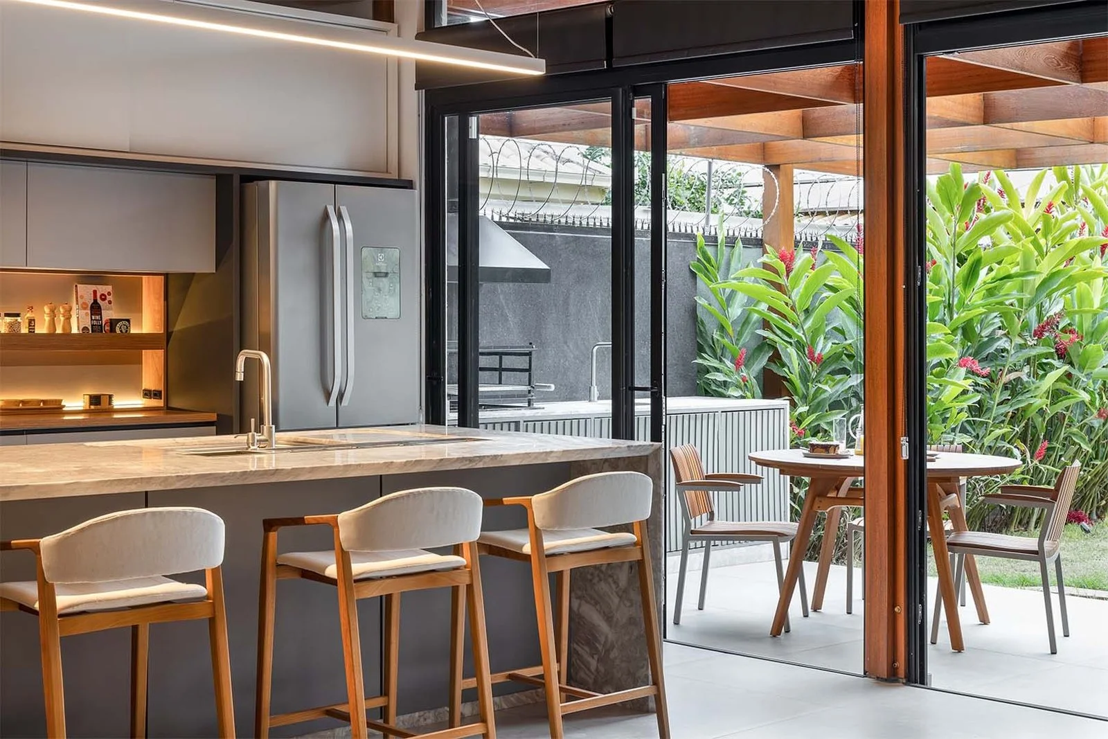 Cozinha integrada à área externa — Casa 88, VK Arquitetos