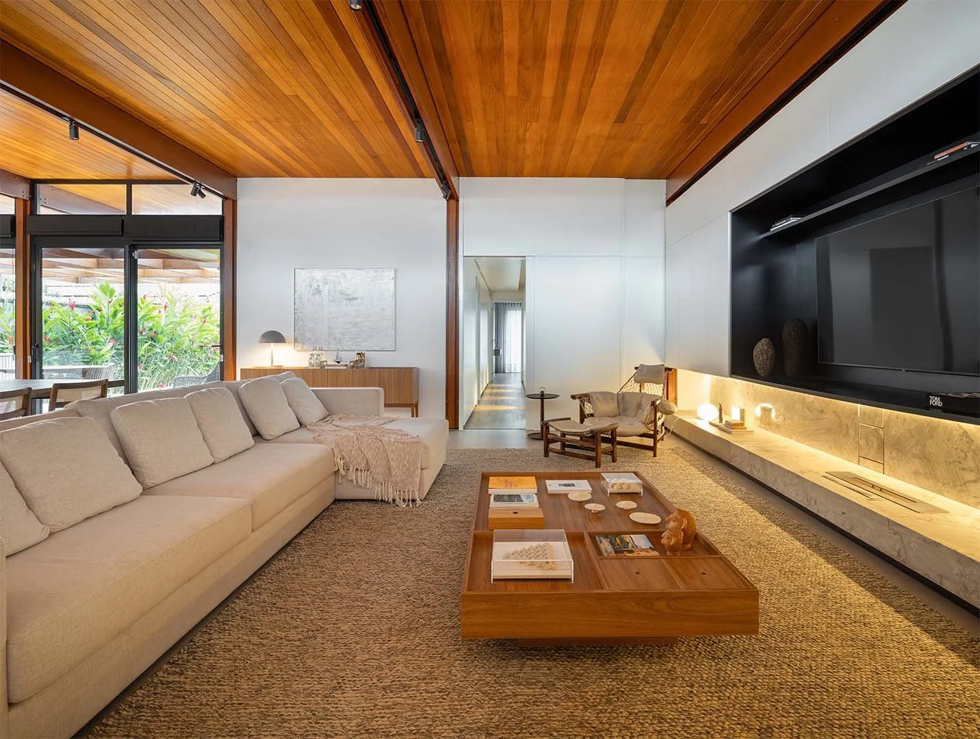 Living integrado com forro de madeira e painel de TV — Casa 88, VK Arquitetos