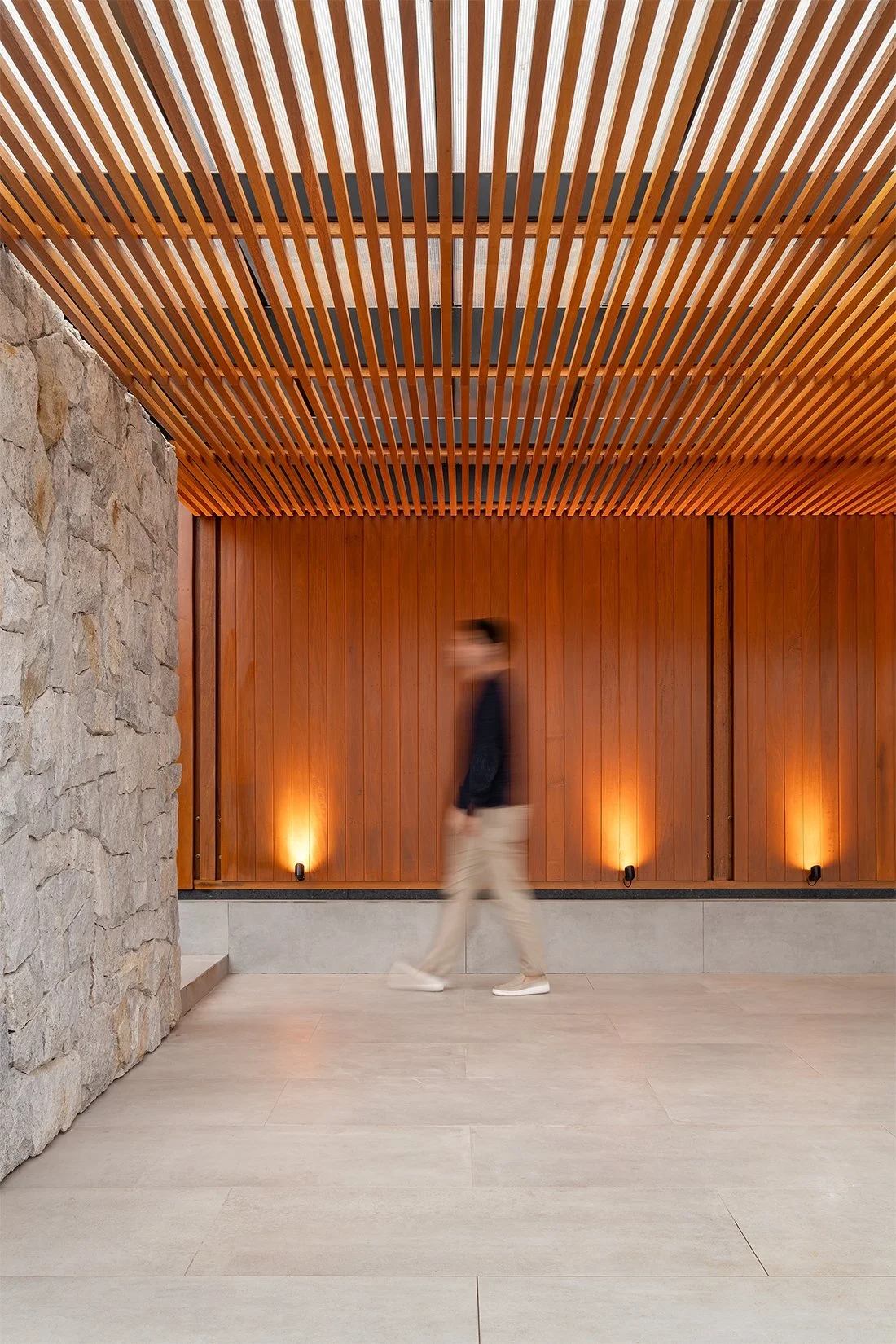 Hall de entrada com forro ripado e parede de pedra — Casa 88, VK Arquitetos