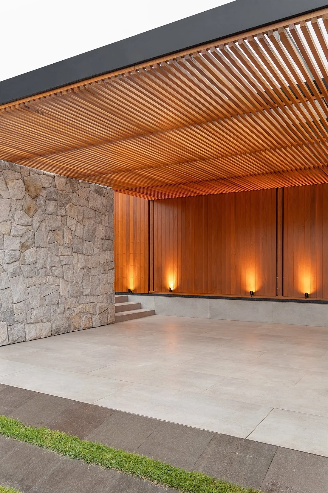 Varanda com forro ripado e iluminação indireta — Casa 88, VK Arquitetos
