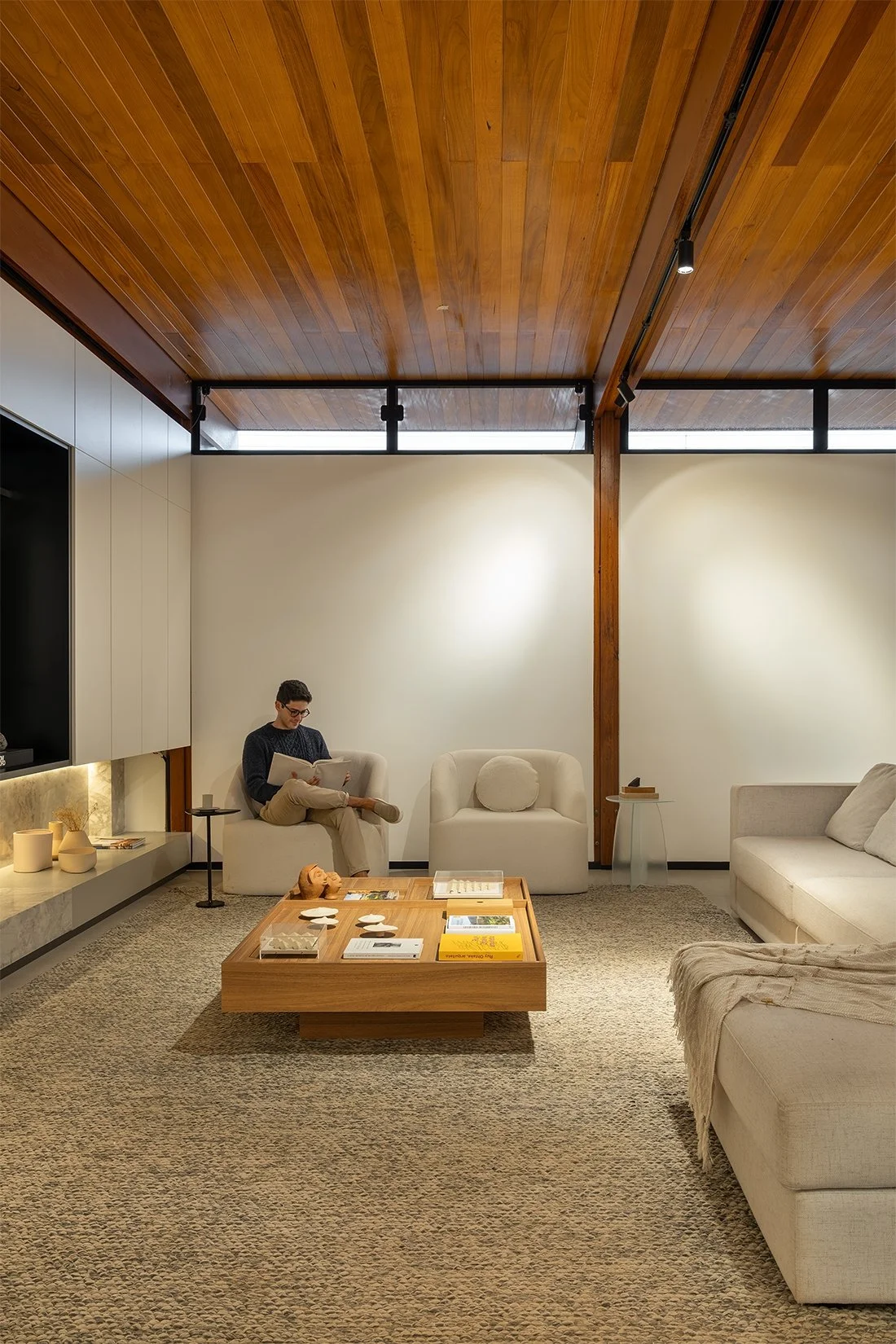 Living com estrutura aparente e forro de madeira — Casa 88, VK Arquitetos