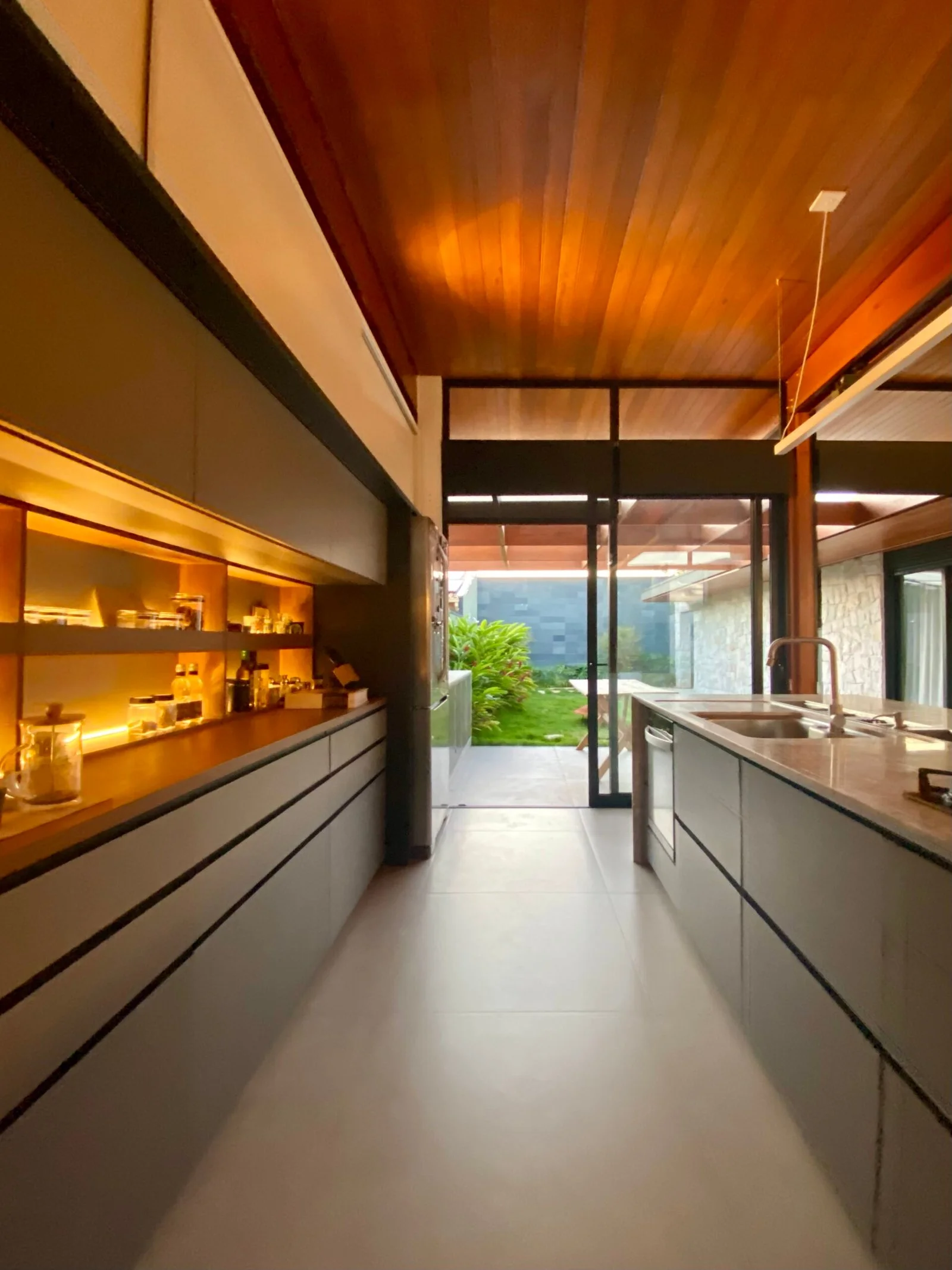 Corredor de serviço com marcenaria iluminada — Casa 88, VK Arquitetos
