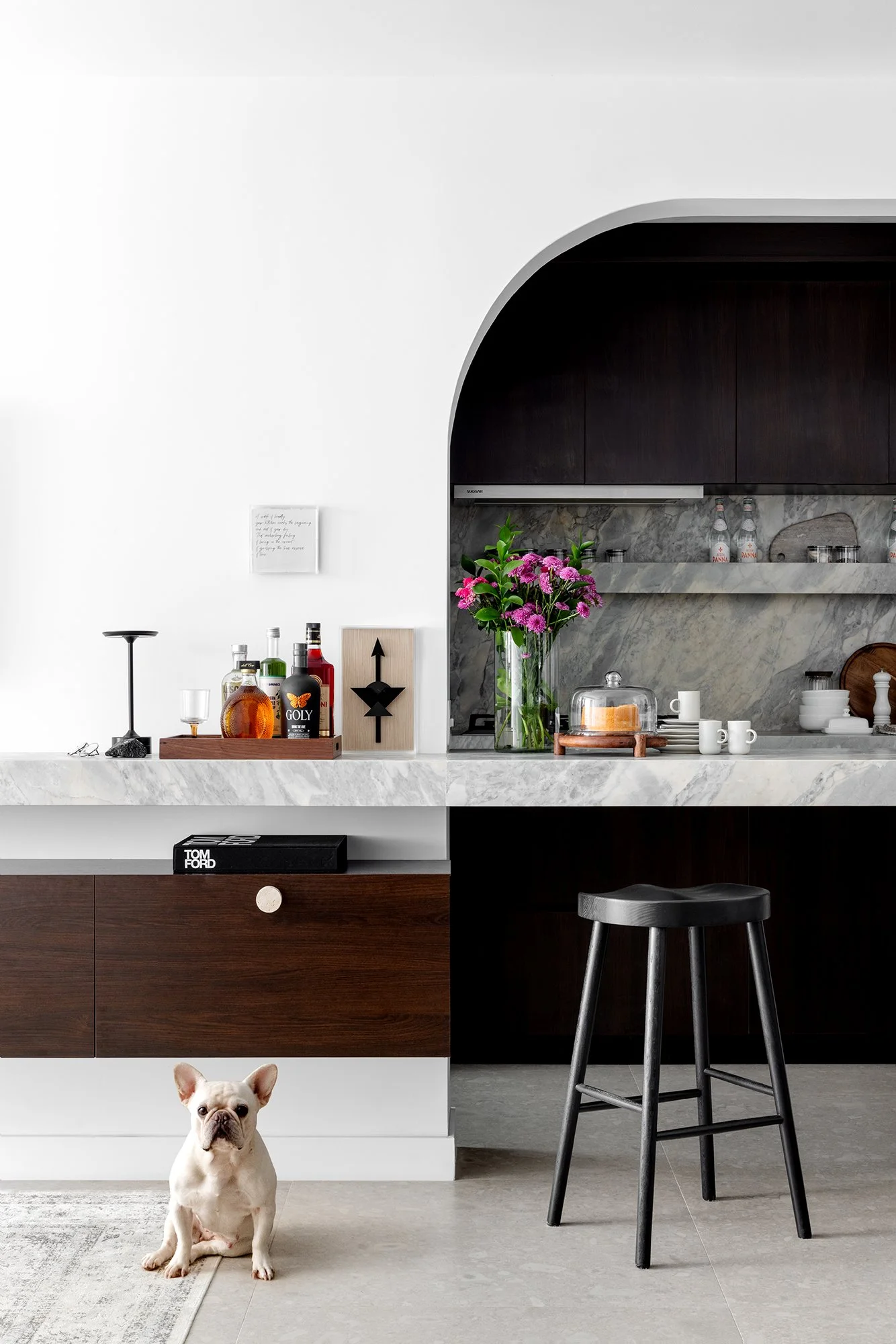 Cozinha com marcenaria em madeira escura e bancada de mármore — Apartamento Brera, VK Arquitetos