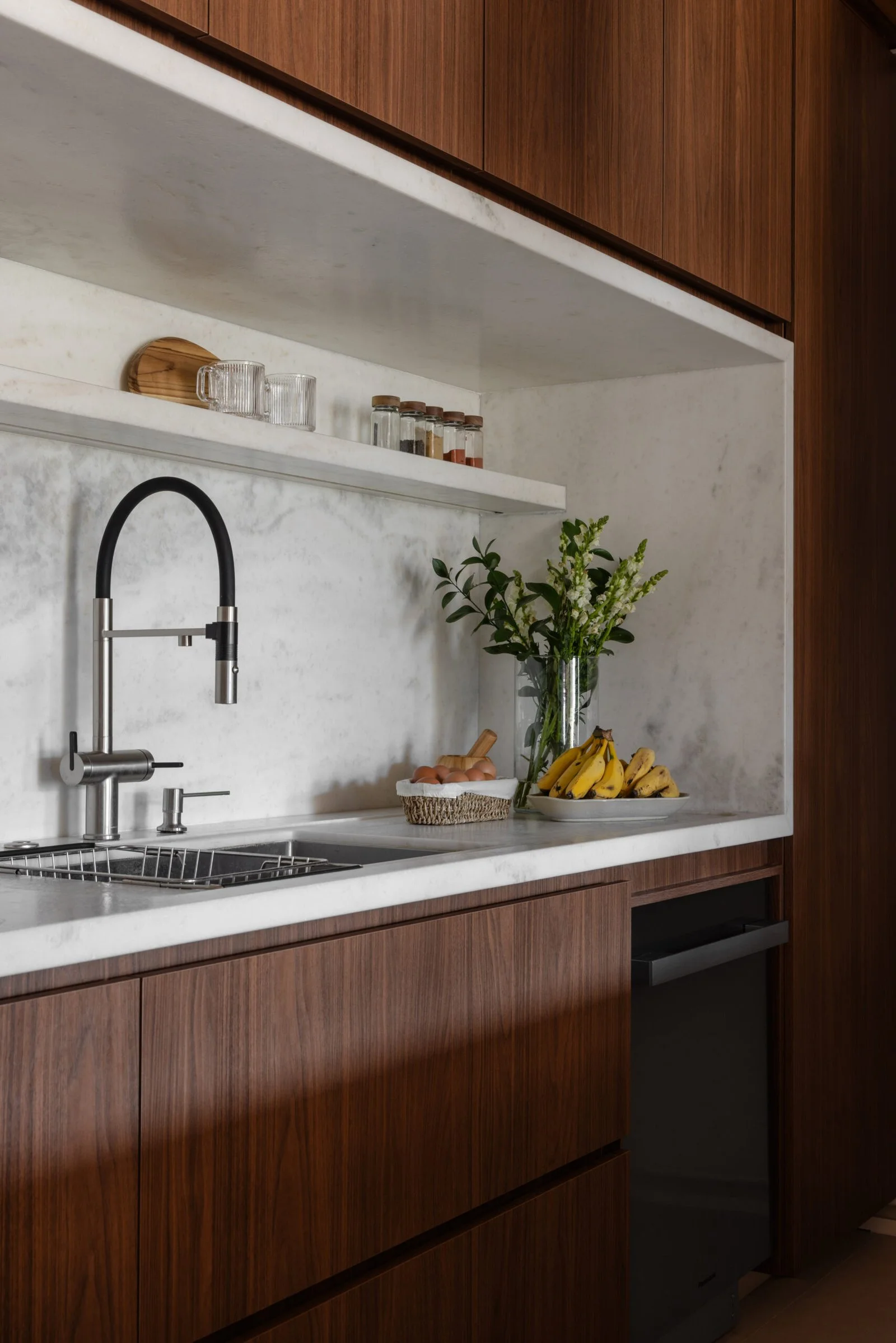 Cozinha com marcenaria amadeirada e bancada de mármore — Duplex VOX, VK Arquitetos
