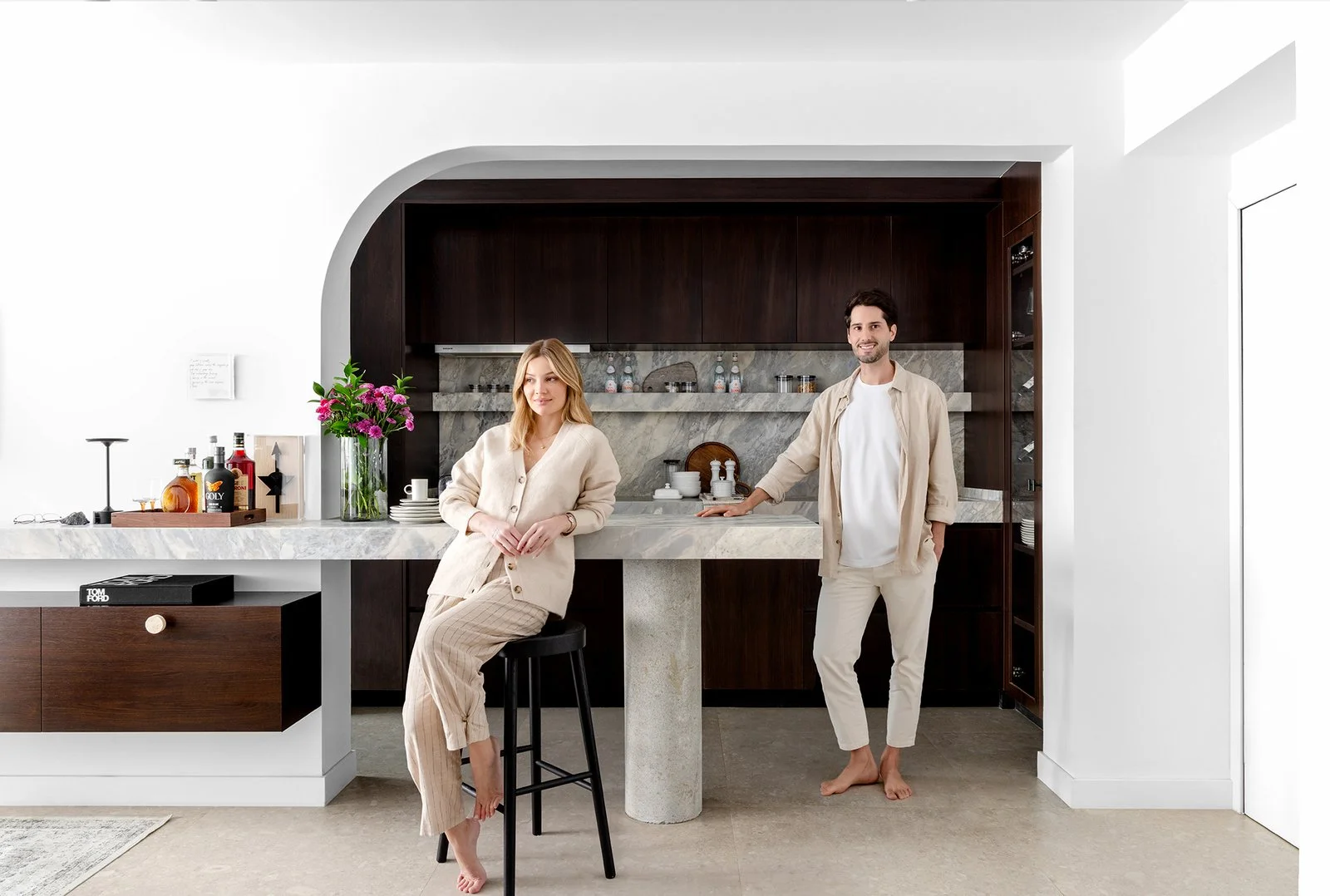 Cozinha vista pelo arco do living — Apartamento Brera, VK Arquitetos