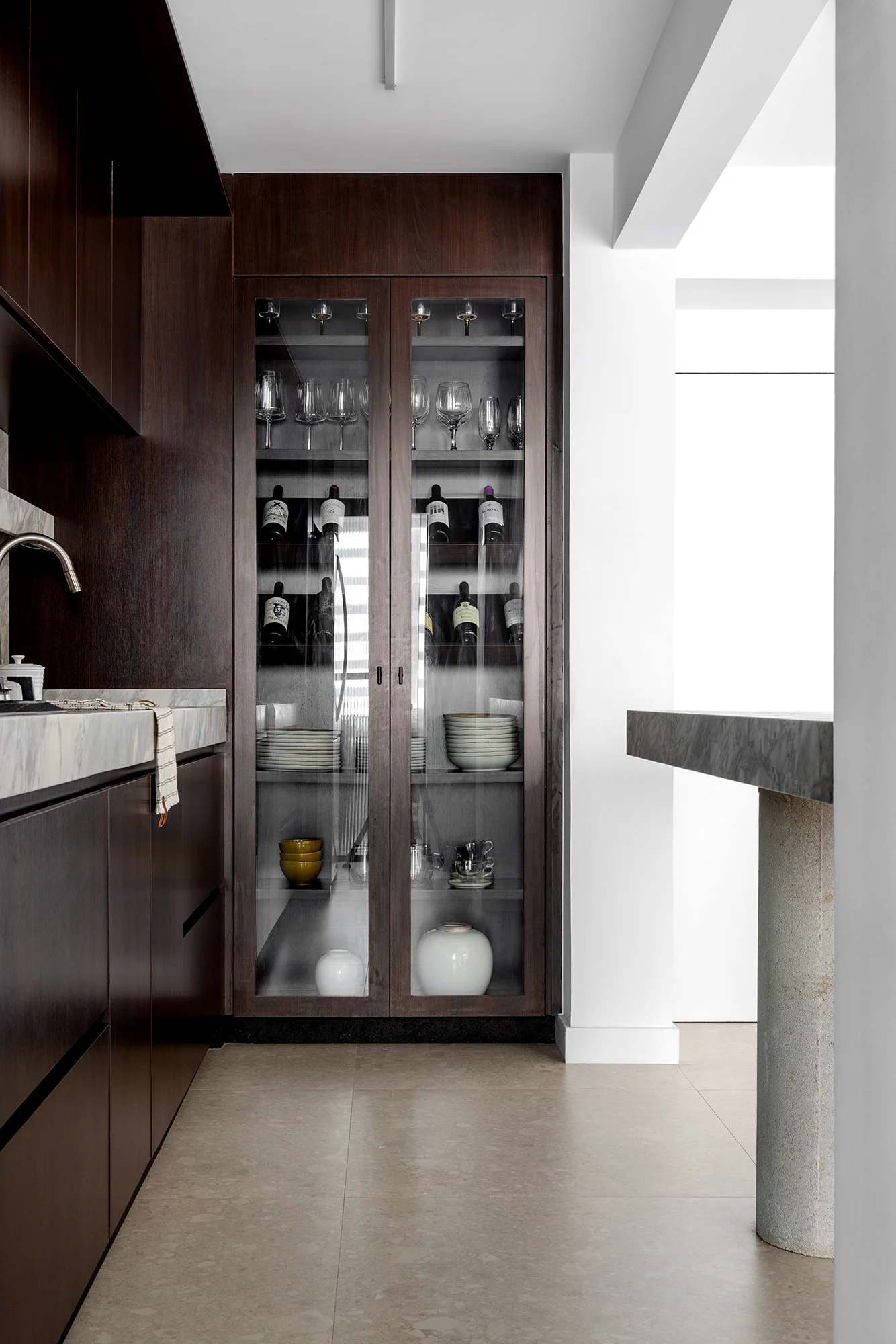 Cristaleira de marcenaria escura na cozinha — Apartamento Brera, VK Arquitetos