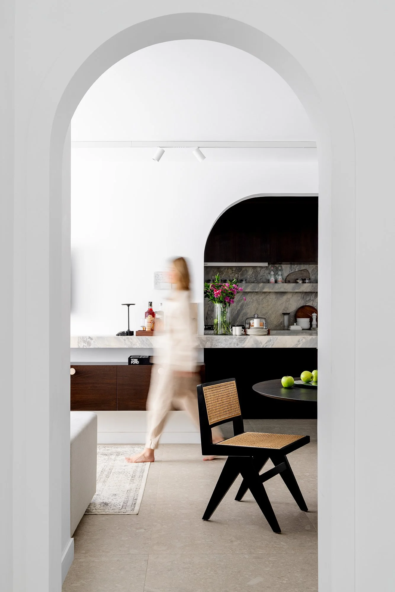 Arco que conecta o living à cozinha — Apartamento Brera, VK Arquitetos