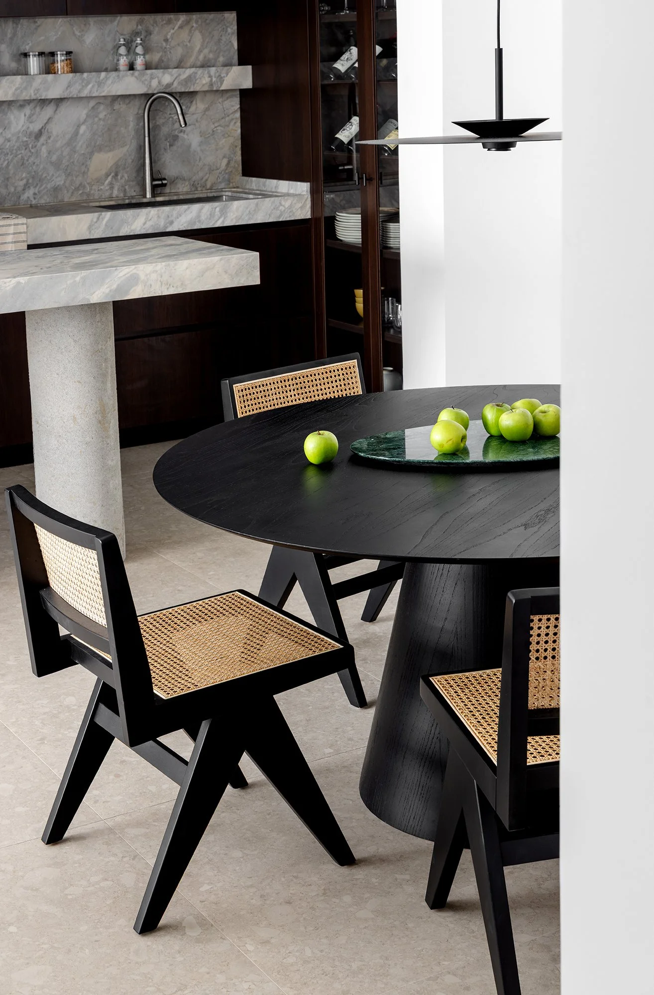 Sala de jantar com mesa redonda e cadeiras de palhinha — Apartamento Brera, VK Arquitetos