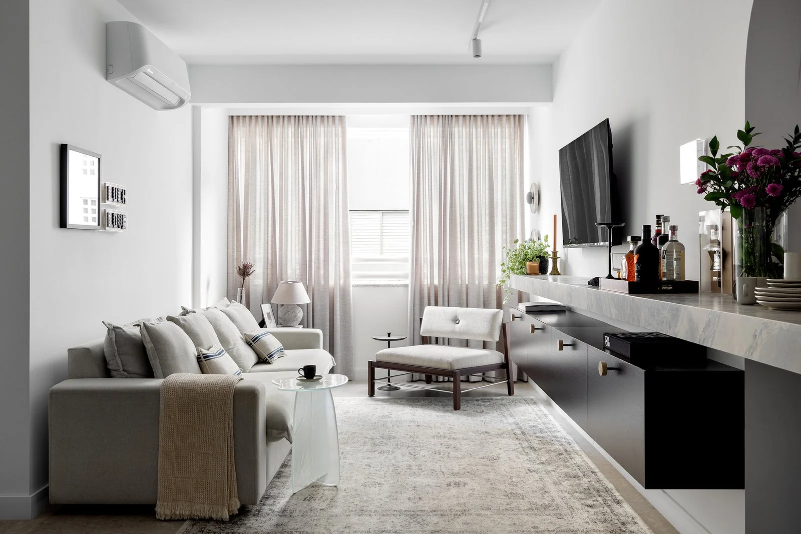 Living com sofá cinza e cortinas até o teto — Apartamento Brera, VK Arquitetos