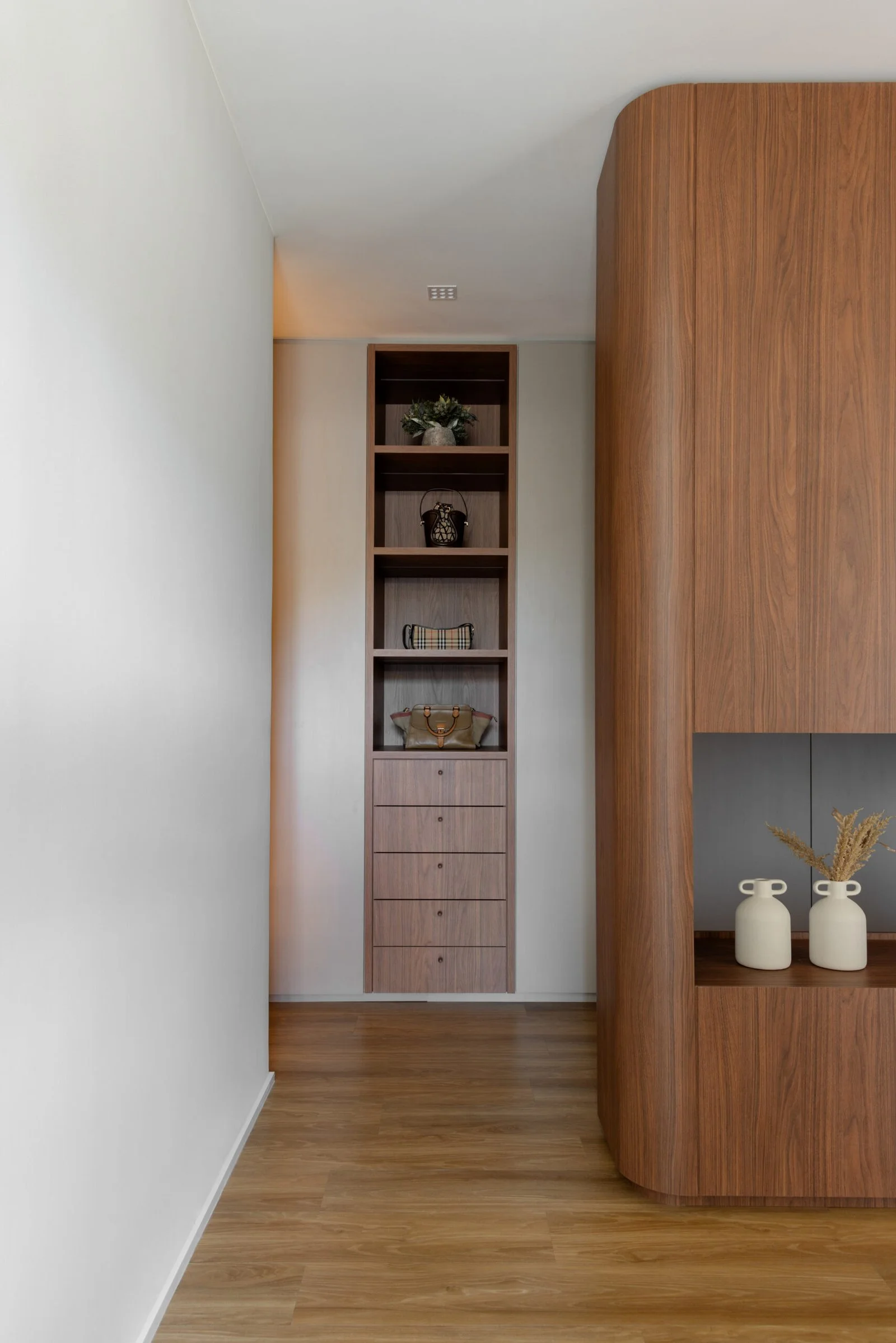 Circulação com marcenaria e nichos — Duplex VOX, VK Arquitetos