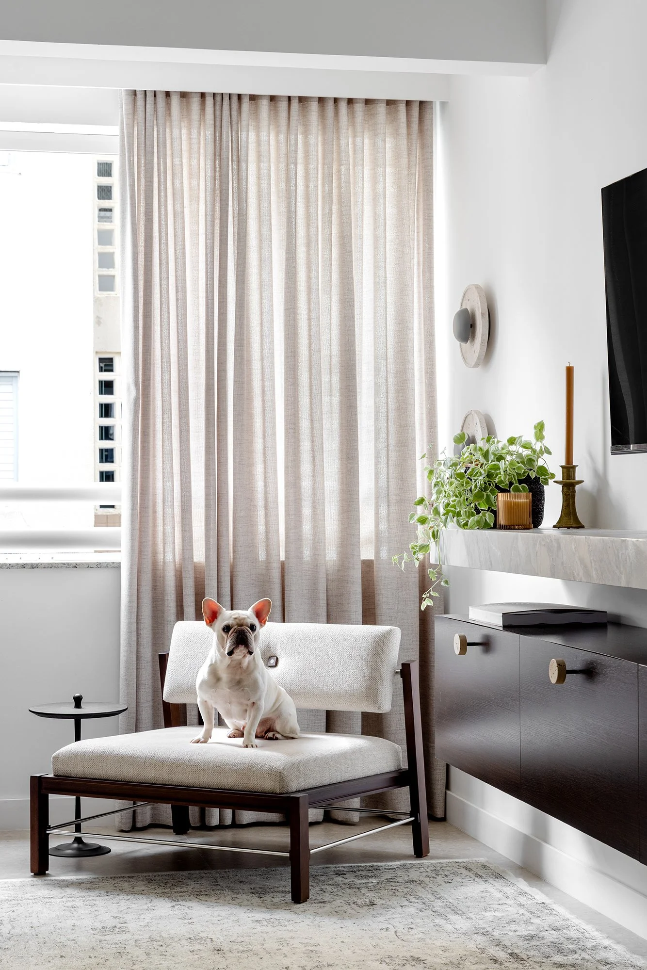 Estar com cortinas de linho e poltrona de madeira — Apartamento Brera, VK Arquitetos