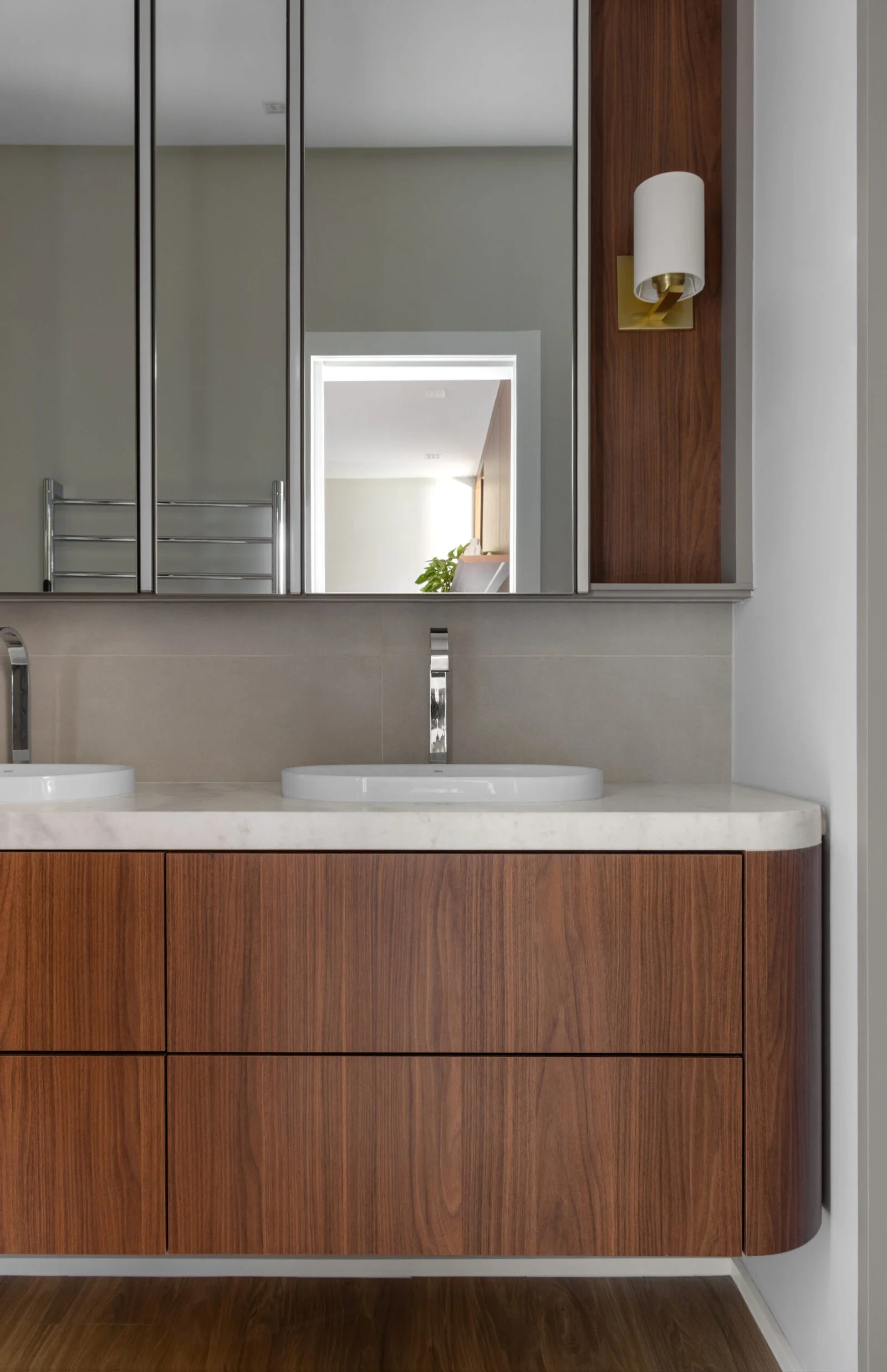 Banheiro com bancada de madeira e espelheira — Duplex VOX, VK Arquitetos