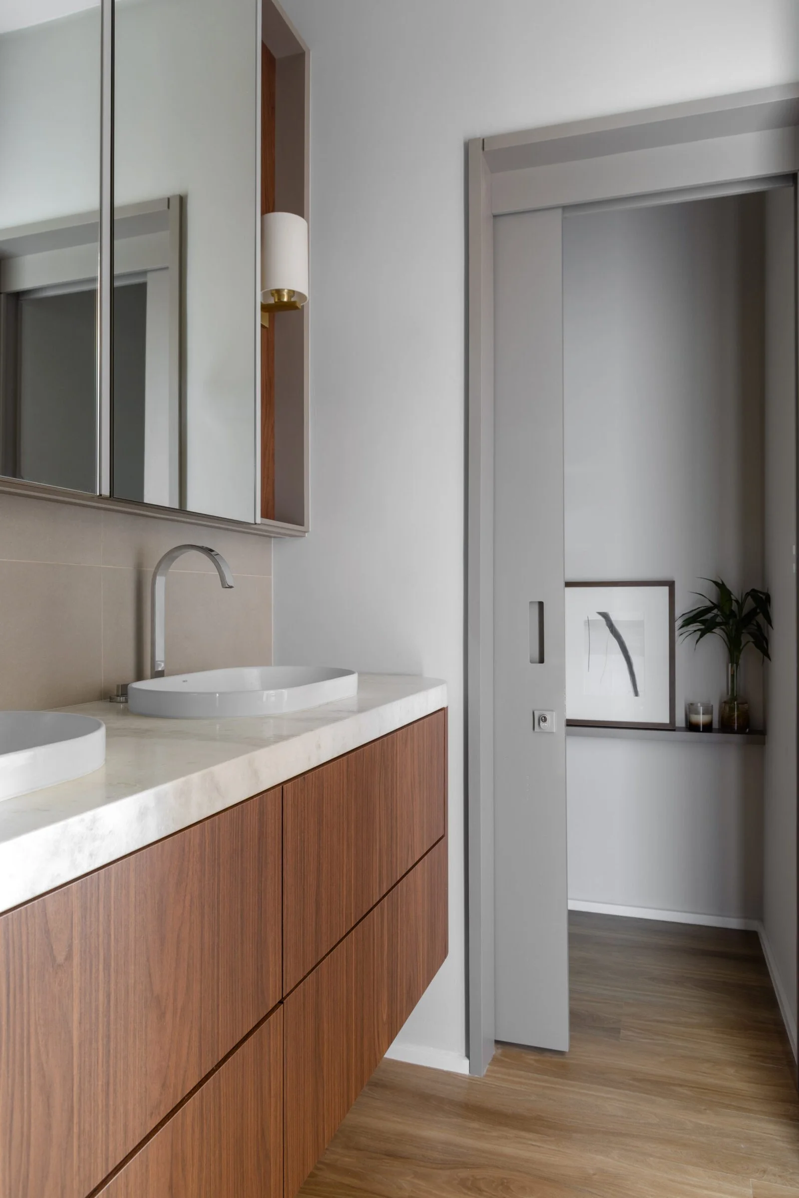 Banheiro do casal com bancada ampla — Duplex VOX, VK Arquitetos