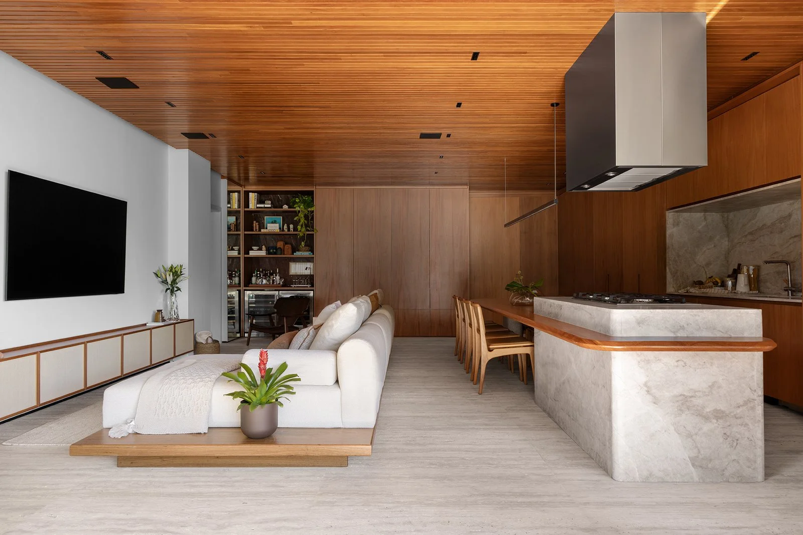 Living amplo com forro ripado de madeira — Apartamento Jequitibá, VK Arquitetos