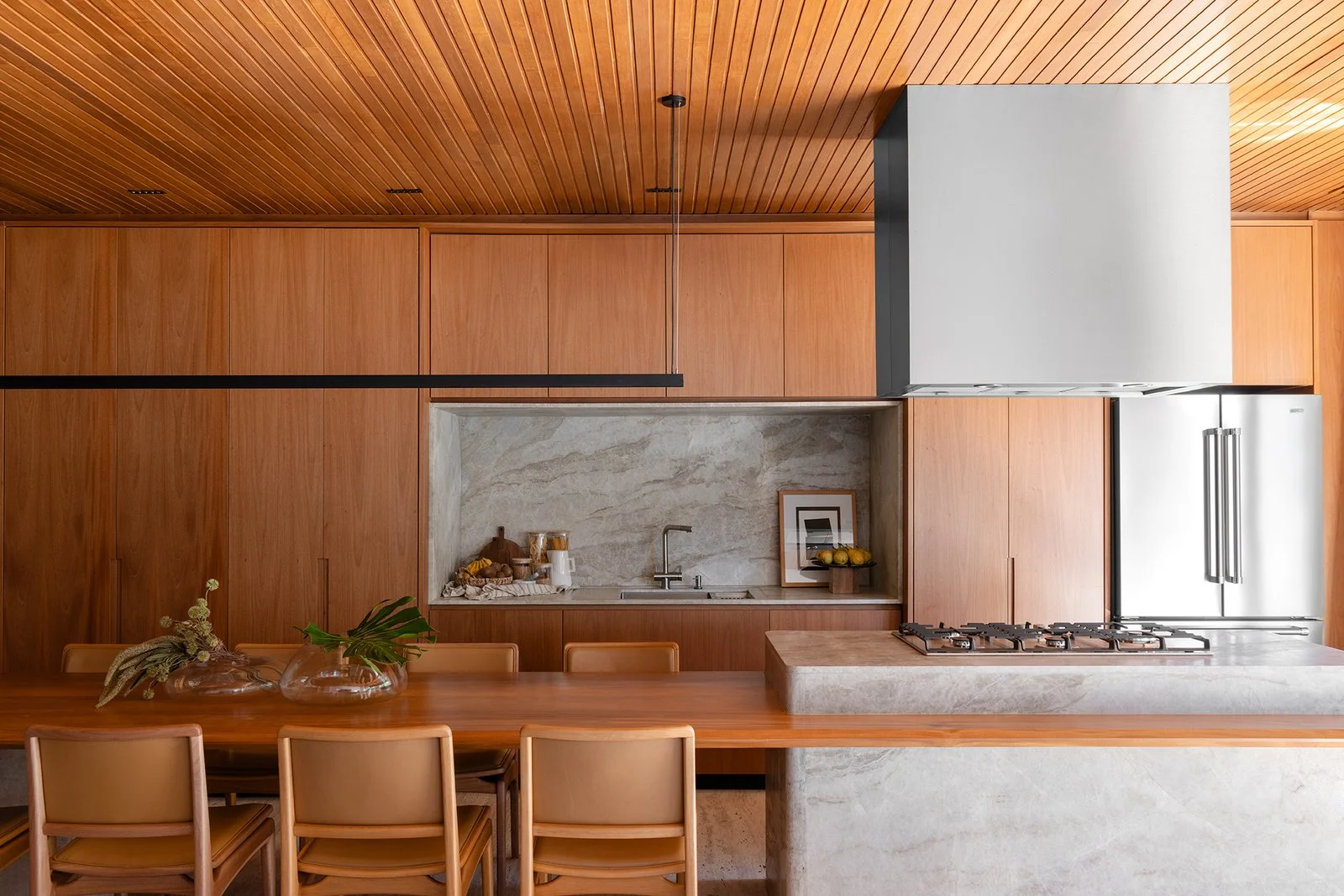 Cozinha com bancada de mármore e coifa — Apartamento Jequitibá, VK Arquitetos
