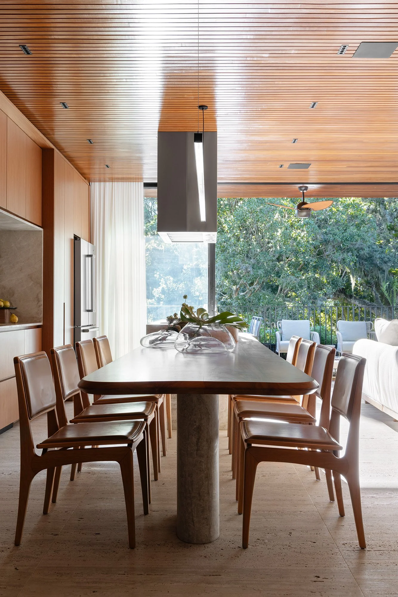 Sala de jantar com mesa e cadeiras de madeira — Apartamento Jequitibá, VK Arquitetos
