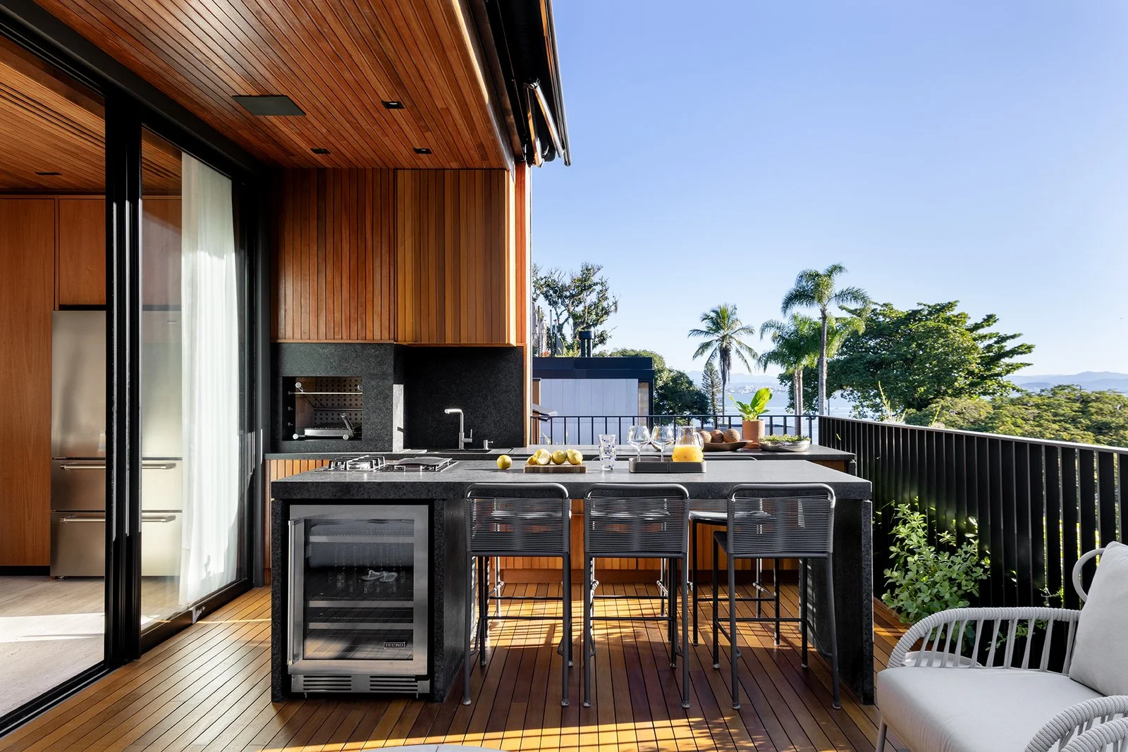 Varanda gourmet com bancada e banquetas — Apartamento Jequitibá, VK Arquitetos