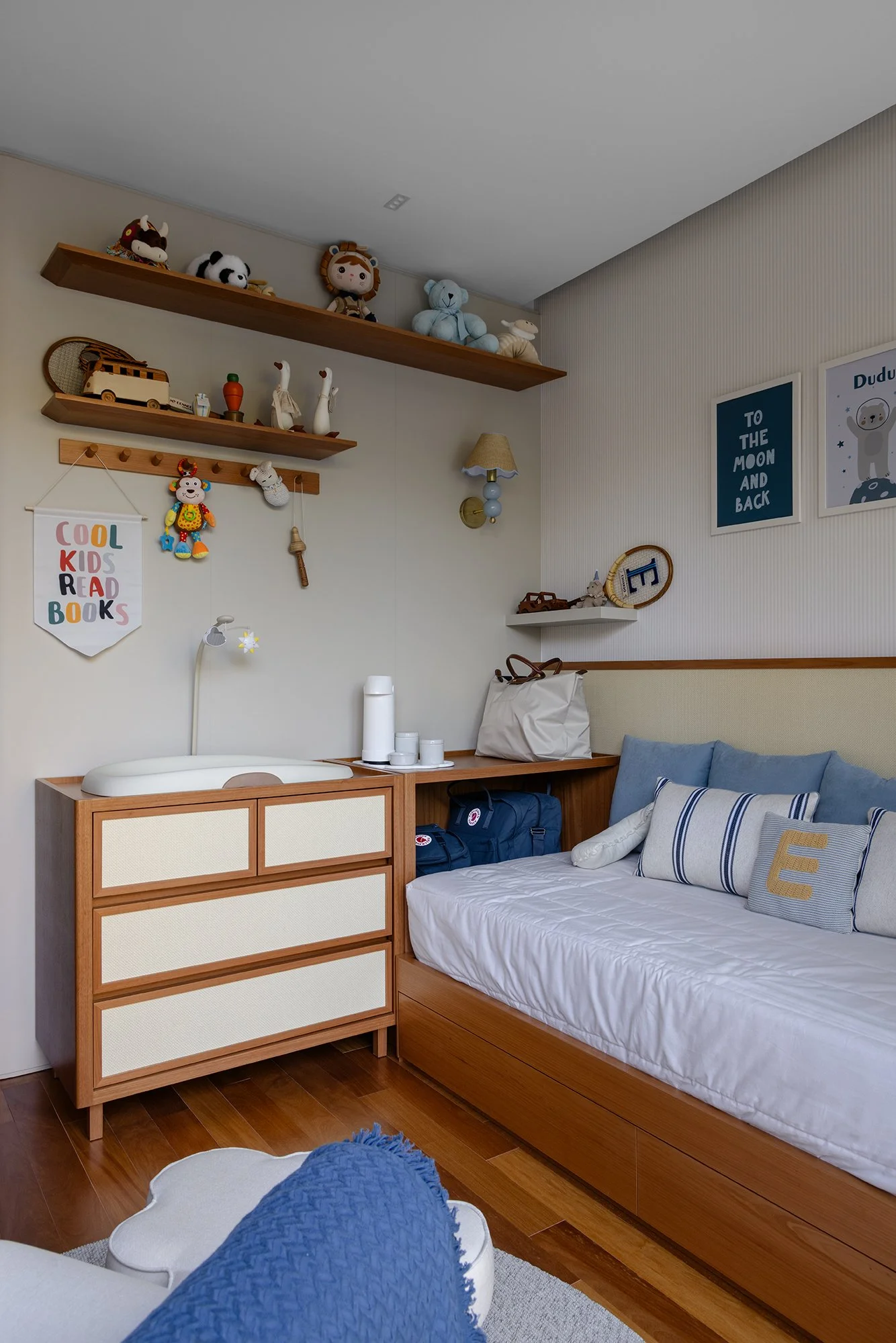 Quarto infantil com prateleiras e cama de madeira — Apartamento Jequitibá, VK Arquitetos