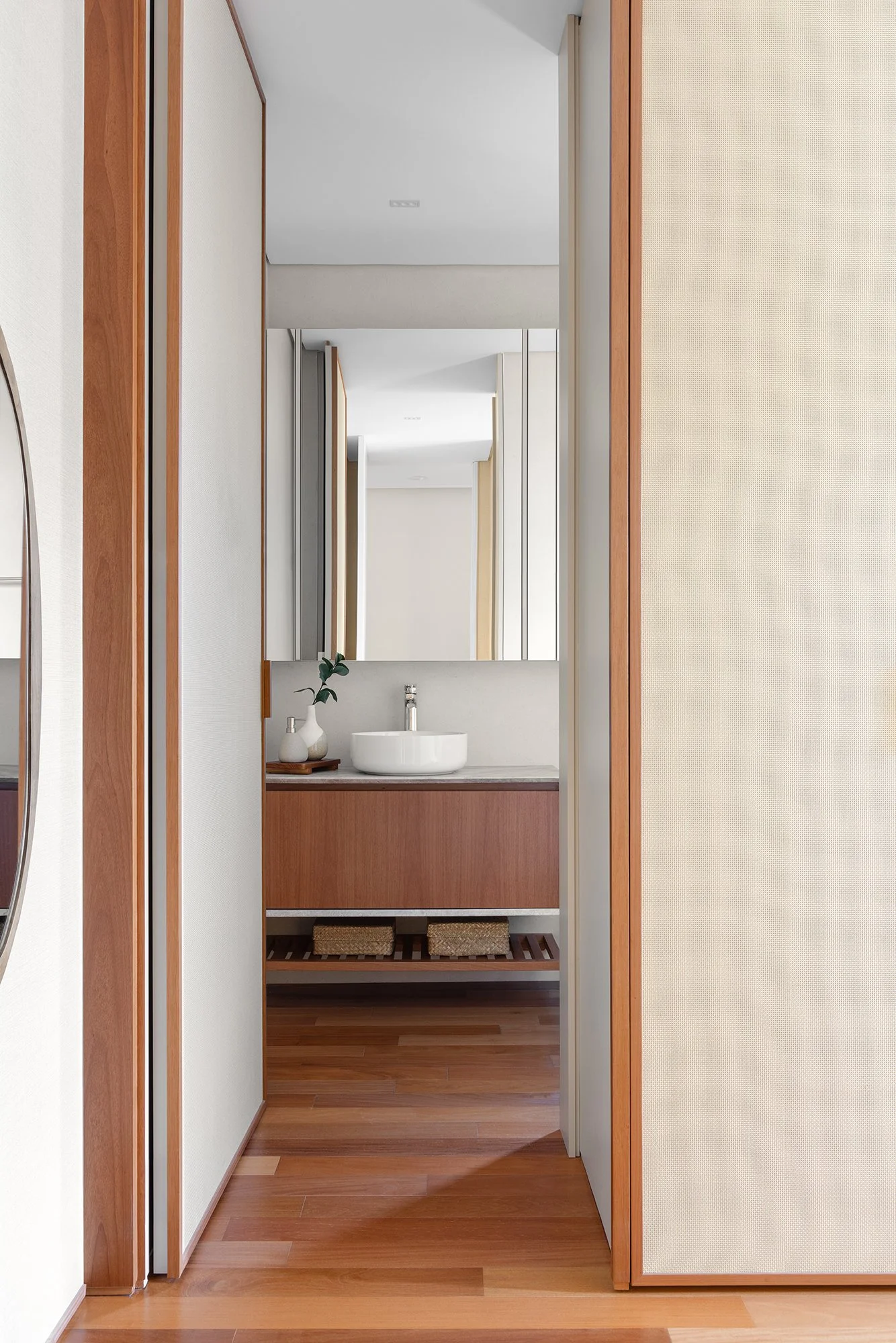 Circulação com lavabo e marcenaria de madeira — Apartamento Jequitibá, VK Arquitetos