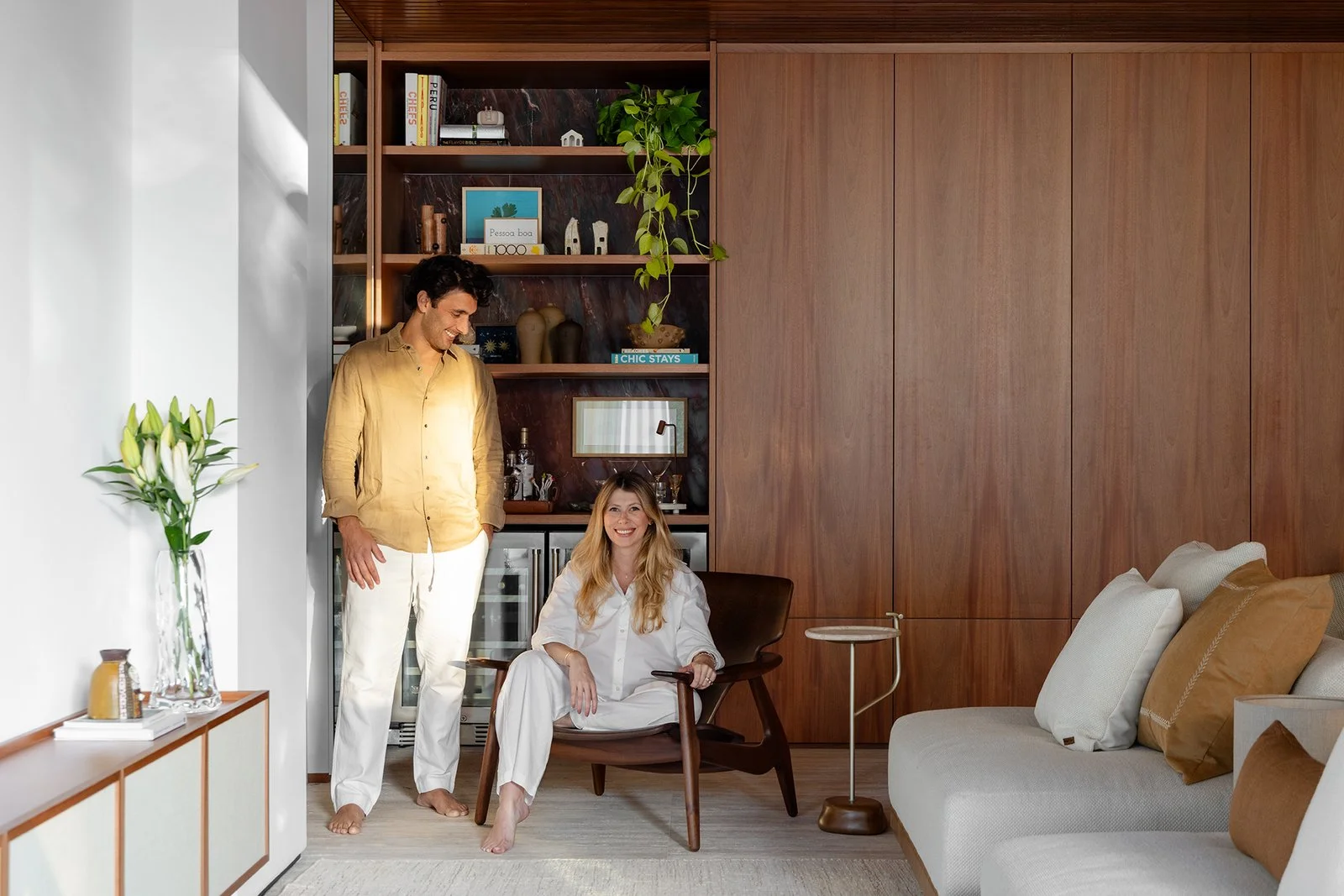 Living com estante de marcenaria — Apartamento Jequitibá, VK Arquitetos