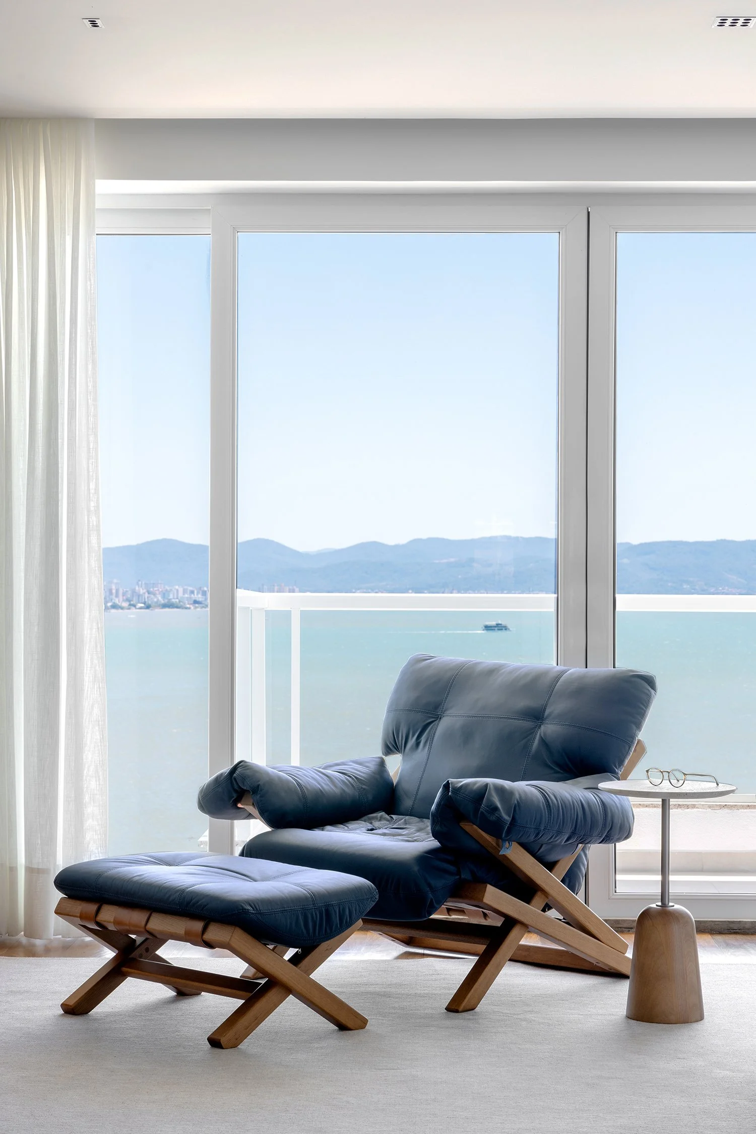 Varanda com poltrona e vista para o mar — Apartamento GM, VK Arquitetos
