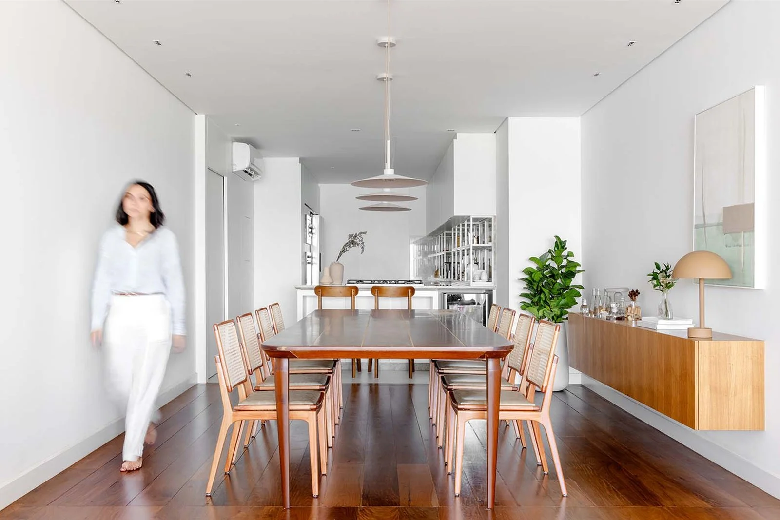 Sala de jantar integrada com aparador de madeira — Apartamento GM, VK Arquitetos