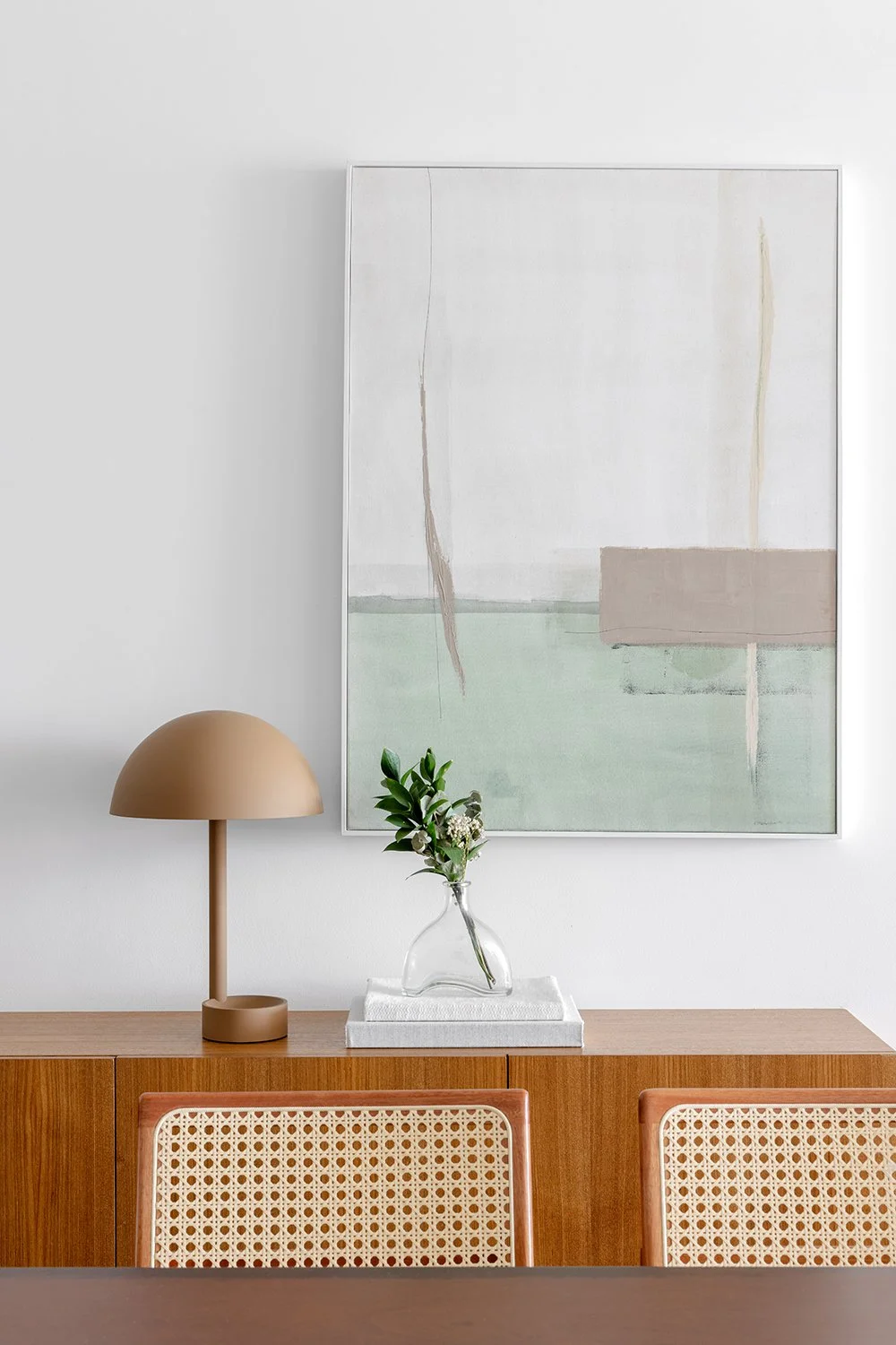 Aparador de palhinha com quadro e luminária — Apartamento GM, VK Arquitetos