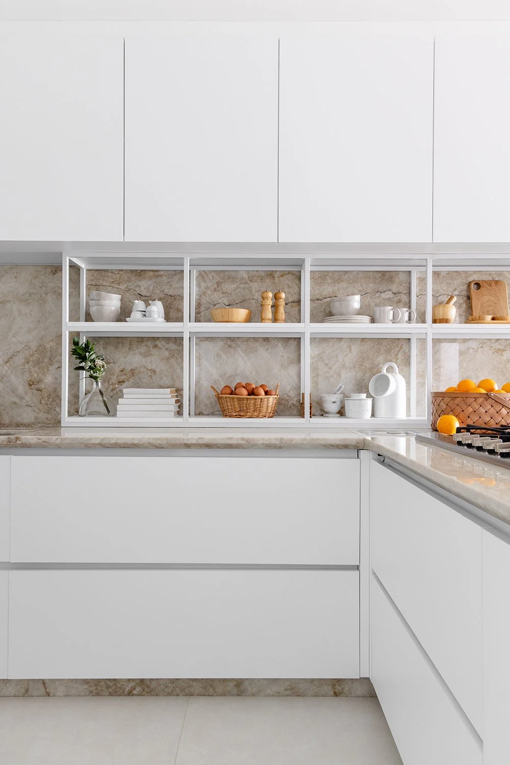 Cozinha com armários brancos e nicho de mármore — Apartamento GM, VK Arquitetos
